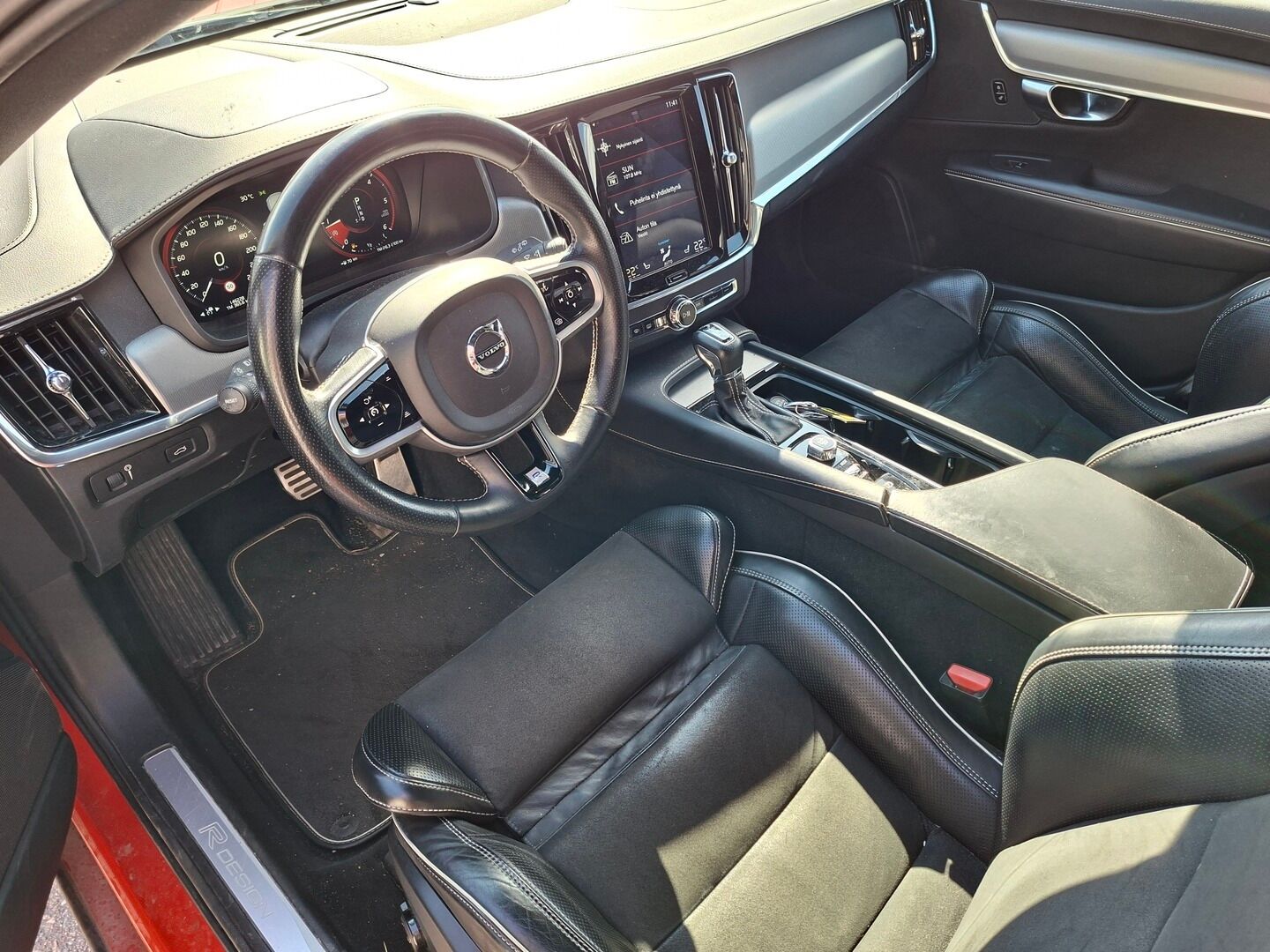 Volvo V90 2019 D4 AWD Business R-Design aut - Suomiauto | Webasto | ACC | Koukku | Peruutuskamera | Full LED | High Perf Audio | Nahka-Alcantara Muistipenkki | Upea yksilö!