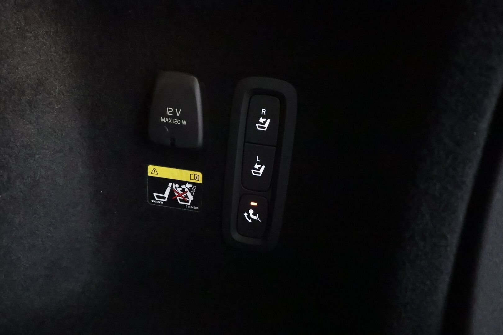 Volvo V60 2019 D4 R-Design aut *ACC / Webasto / Muistipenkki / Koukku / Full LED / BLIS / Sporttipenkit* - 3,99 % KORKOTARJOUS TÄHÄN AUTOON 28.9. ASTI! - Suomi-auto / Kahdet renkaat aluvanteilla / Merkkihuollettu