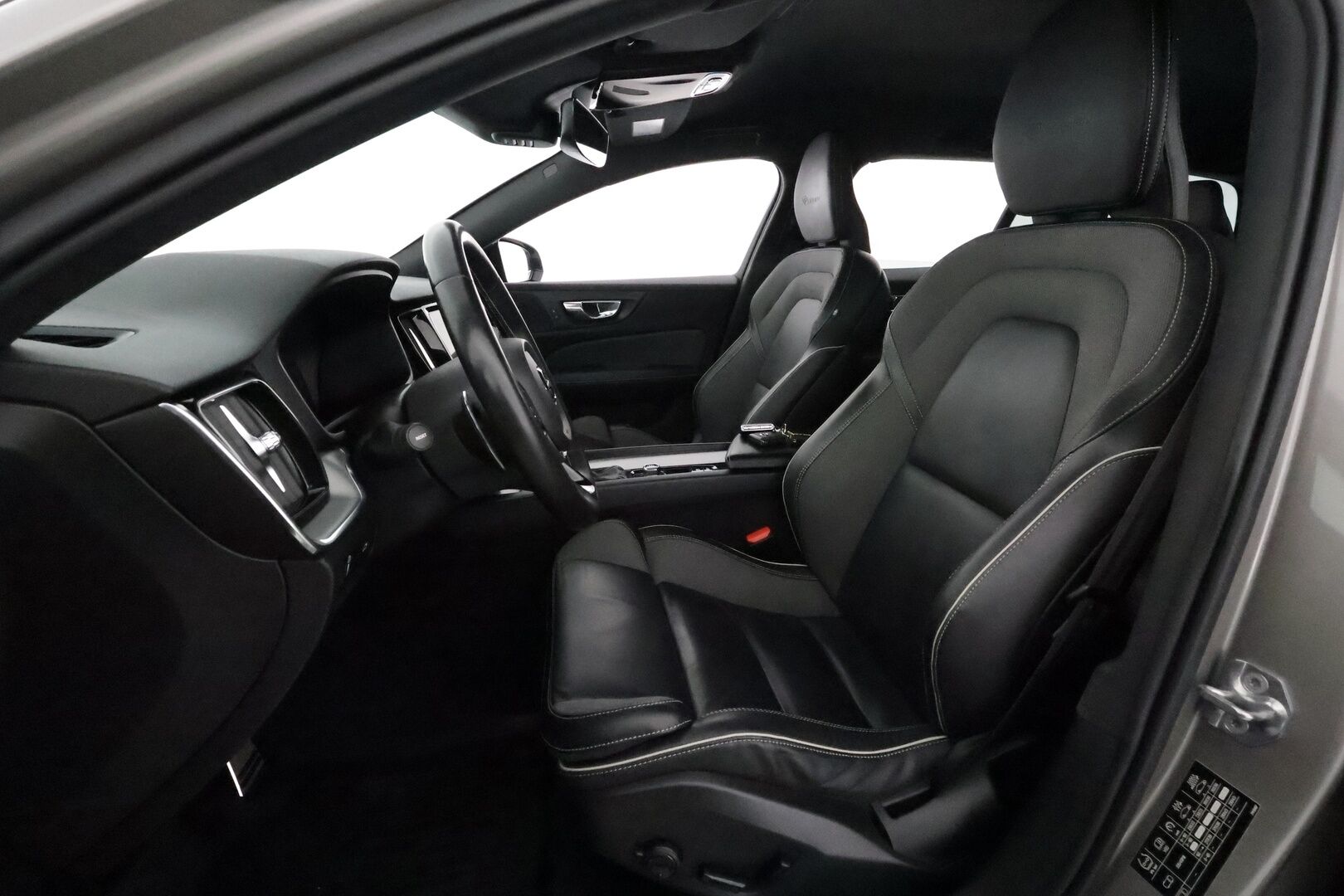 Volvo V60 2019 D4 R-Design aut *ACC / Webasto / Muistipenkki / Koukku / Full LED / BLIS / Sporttipenkit* - 3,99 % KORKOTARJOUS TÄHÄN AUTOON 28.9. ASTI! - Suomi-auto / Kahdet renkaat aluvanteilla / Merkkihuollettu