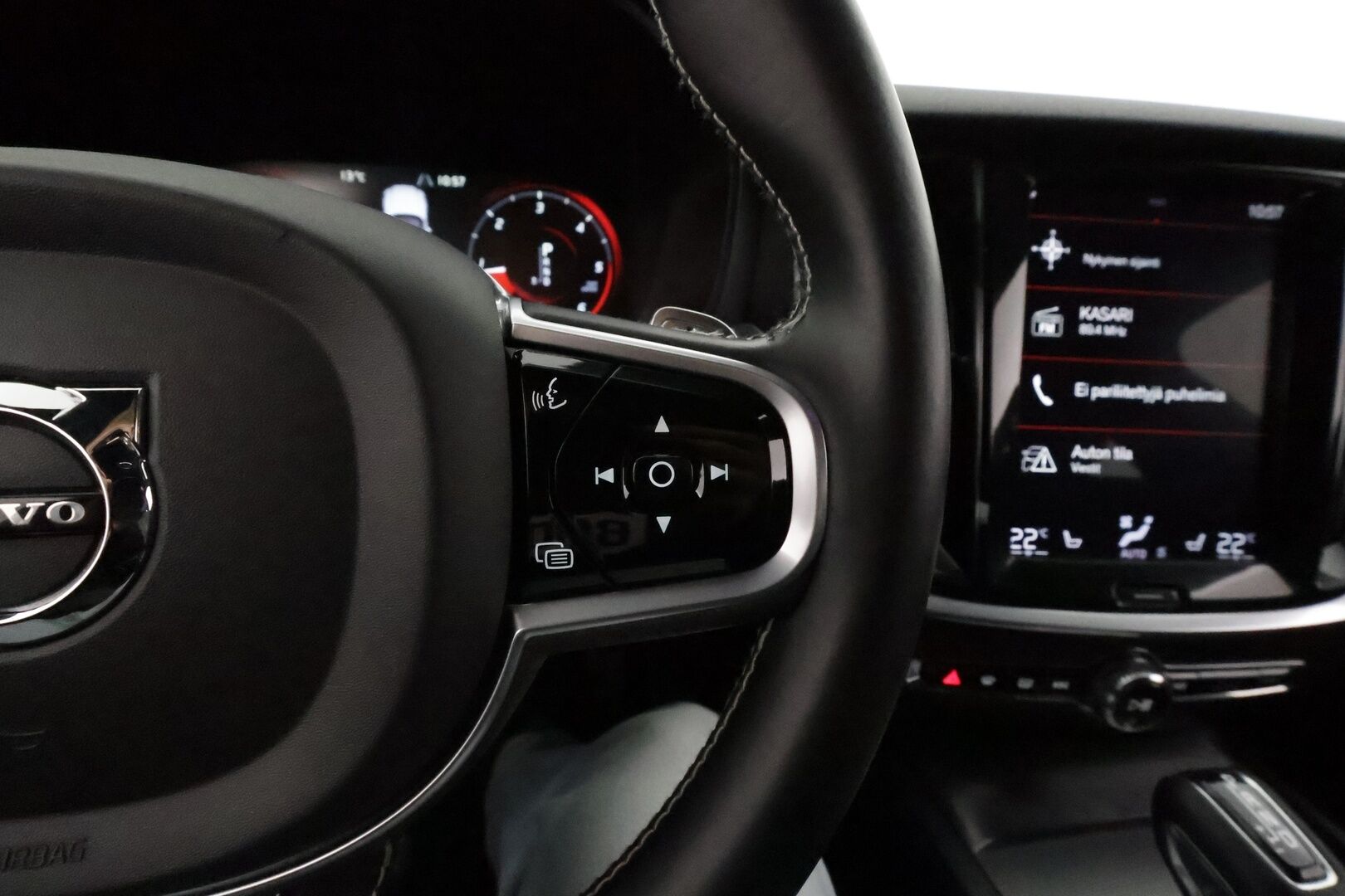 Volvo V60 2019 D4 R-Design aut *ACC / Webasto / Muistipenkki / Koukku / Full LED / BLIS / Sporttipenkit* - 3,99 % KORKOTARJOUS TÄHÄN AUTOON 28.9. ASTI! - Suomi-auto / Kahdet renkaat aluvanteilla / Merkkihuollettu