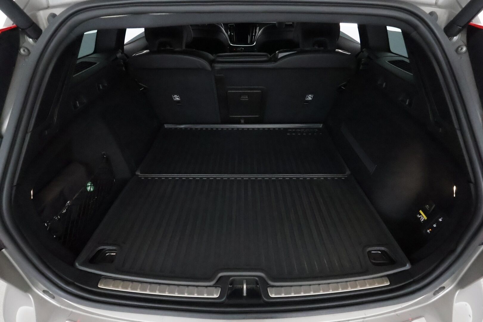 Volvo V60 2019 D4 R-Design aut *ACC / Webasto / Muistipenkki / Koukku / Full LED / BLIS / Sporttipenkit* - 3,99 % KORKOTARJOUS TÄHÄN AUTOON 28.9. ASTI! - Suomi-auto / Kahdet renkaat aluvanteilla / Merkkihuollettu