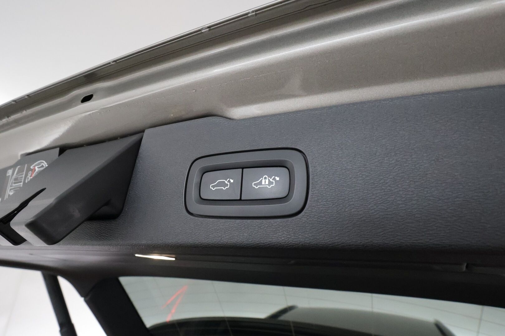 Volvo V60 2019 D4 R-Design aut *ACC / Webasto / Muistipenkki / Koukku / Full LED / BLIS / Sporttipenkit* - 3,99 % KORKOTARJOUS TÄHÄN AUTOON 28.9. ASTI! - Suomi-auto / Kahdet renkaat aluvanteilla / Merkkihuollettu