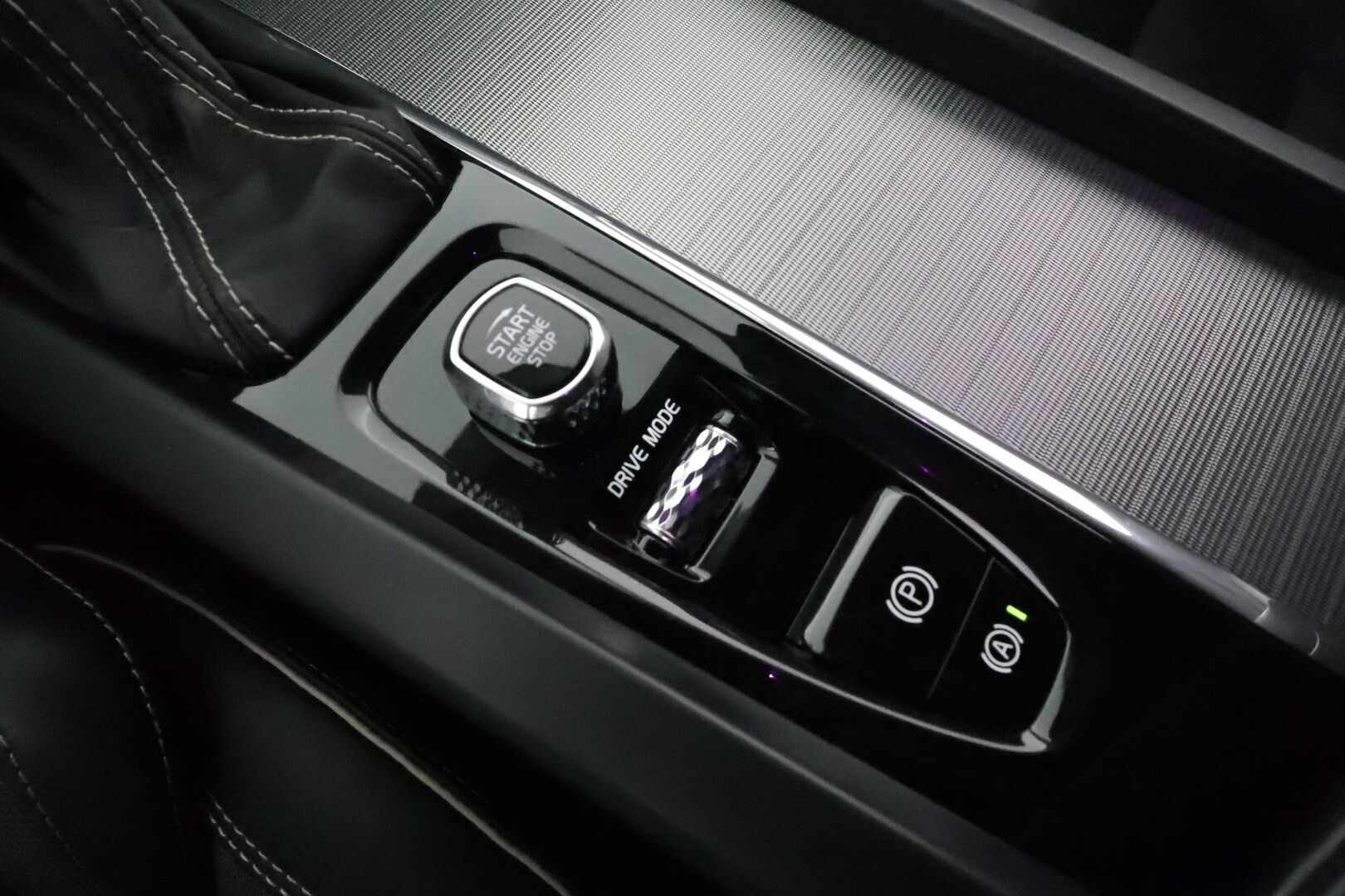Volvo V60 2019 D4 R-Design aut *ACC / Webasto / Muistipenkki / Koukku / Full LED / BLIS / Sporttipenkit* - 3,99 % KORKOTARJOUS TÄHÄN AUTOON 28.9. ASTI! - Suomi-auto / Kahdet renkaat aluvanteilla / Merkkihuollettu