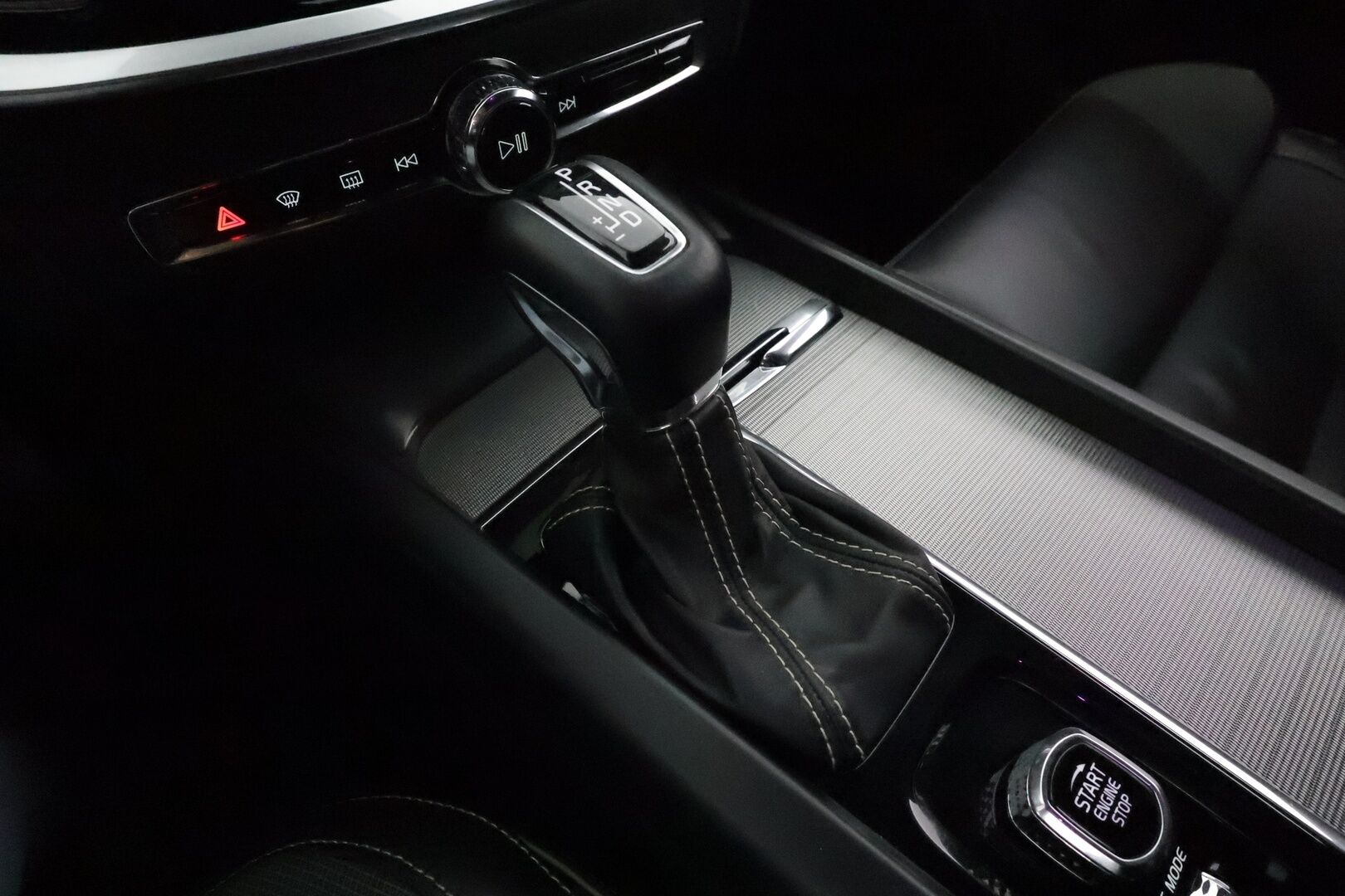 Volvo V60 2019 D4 R-Design aut *ACC / Webasto / Muistipenkki / Koukku / Full LED / BLIS / Sporttipenkit* - 3,99 % KORKOTARJOUS TÄHÄN AUTOON 28.9. ASTI! - Suomi-auto / Kahdet renkaat aluvanteilla / Merkkihuollettu