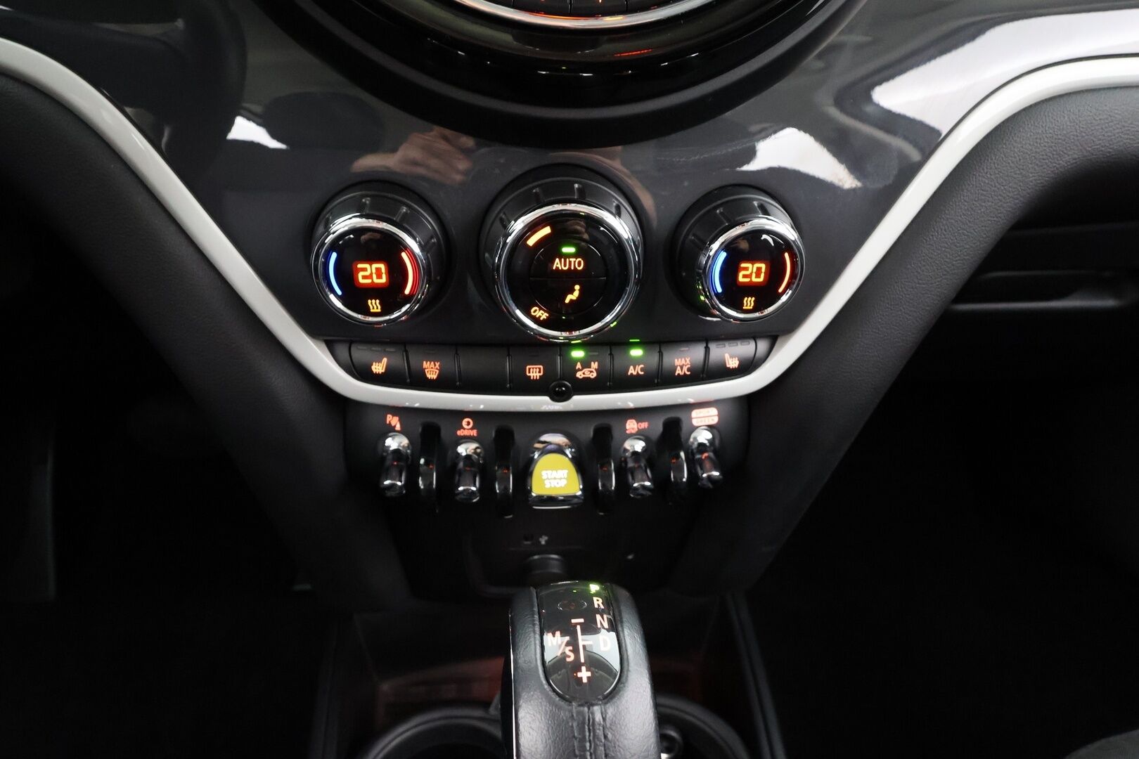 MINI Countryman 2019 Cooper SE ALL4 Essential **LED-valot / Sporttipenkit / P.Tutkat / Navi / Vakkari / Puolinahat** - Suomi-auto / Kahdet Renkaat