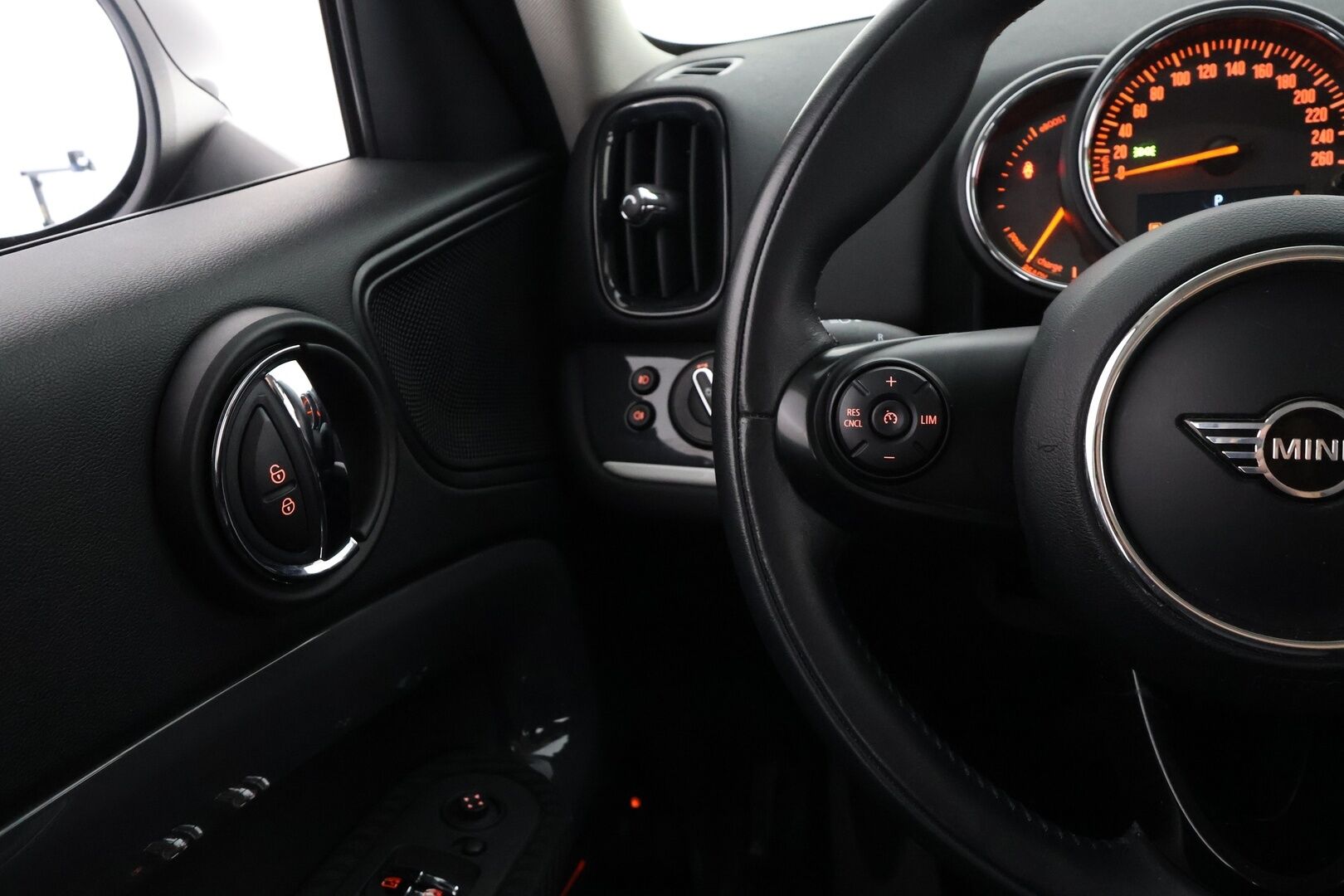 MINI Countryman 2019 Cooper SE ALL4 Essential **LED-valot / Sporttipenkit / P.Tutkat / Navi / Vakkari / Puolinahat** - Suomi-auto / Kahdet Renkaat