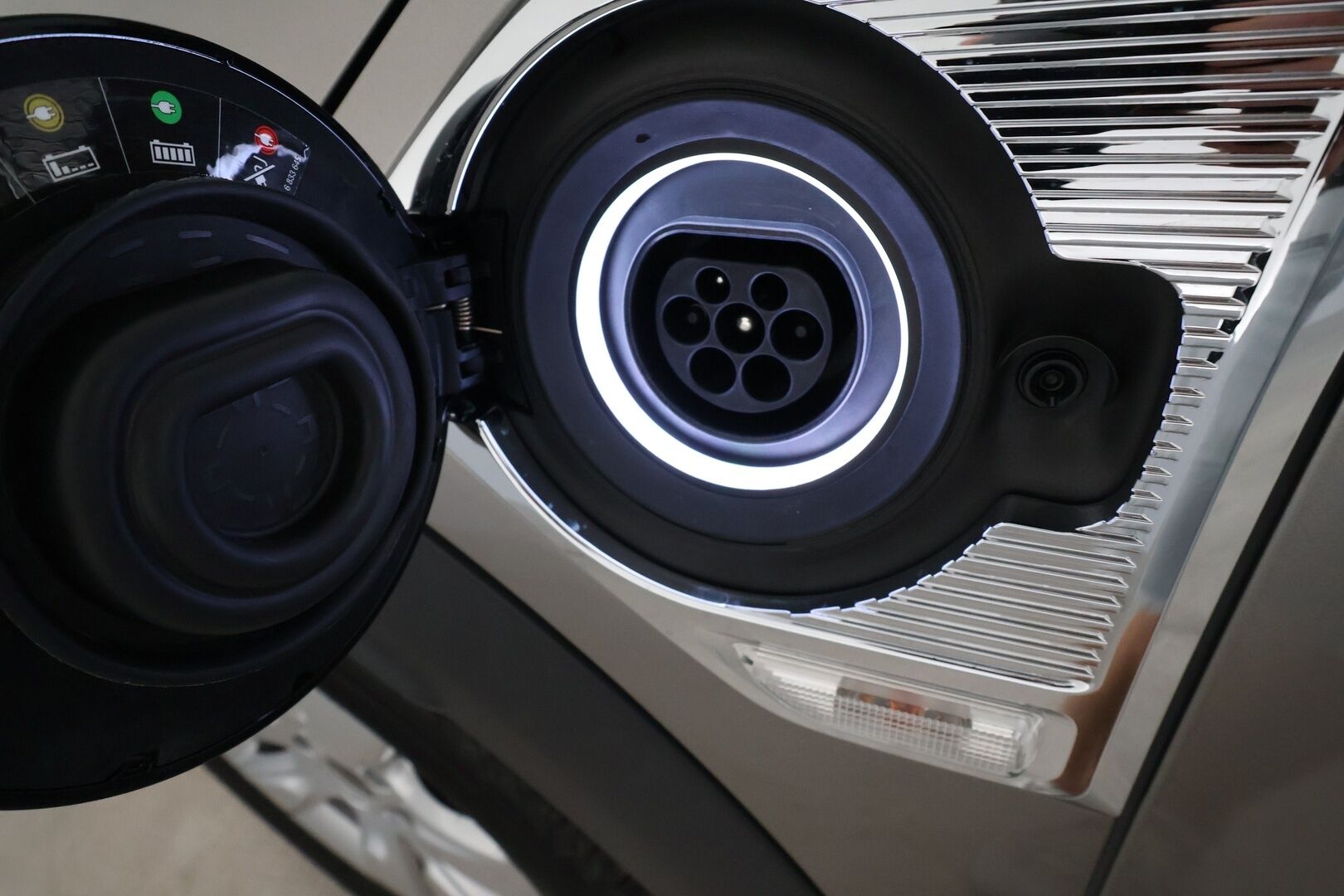 MINI Countryman 2019 Cooper SE ALL4 Essential **LED-valot / Sporttipenkit / P.Tutkat / Navi / Vakkari / Puolinahat** - Suomi-auto / Kahdet Renkaat