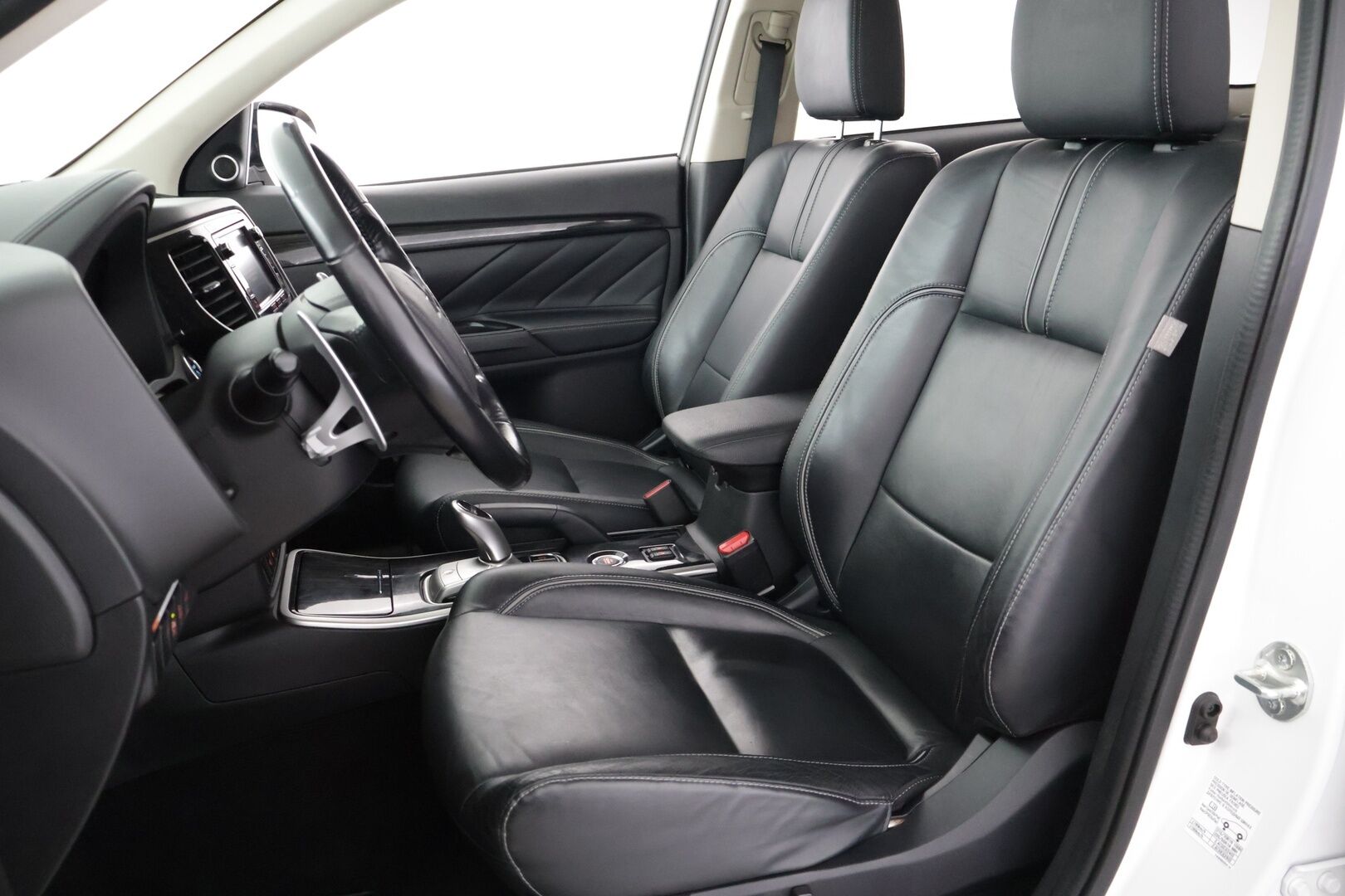 Mitsubishi Outlander PHEV 2016 Instyle Navi 4WD 5P - | 360° Kamera | Nahkasisusta| Navi | Lämmitettävä ratti& Tuulilasi | Vetokoukku | Pysäköintitutkat |