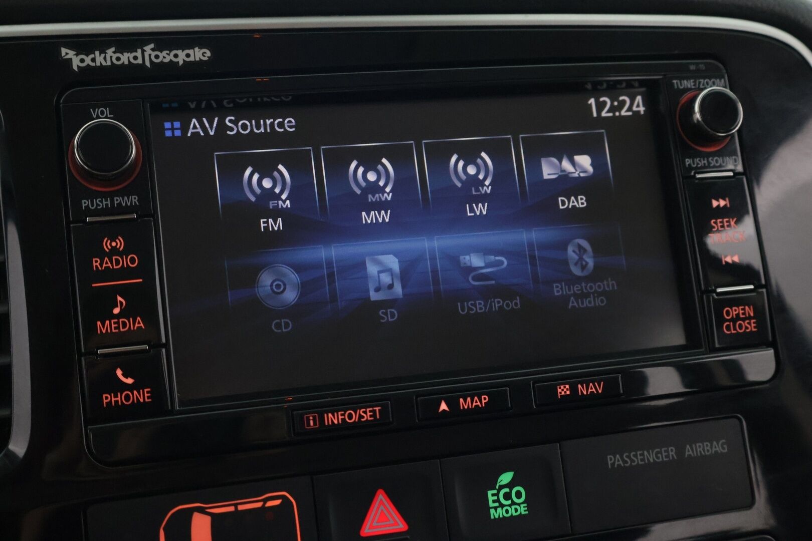 Mitsubishi Outlander PHEV 2016 Instyle Navi 4WD 5P - | 360° Kamera | Nahkasisusta| Navi | Lämmitettävä ratti& Tuulilasi | Vetokoukku | Pysäköintitutkat |
