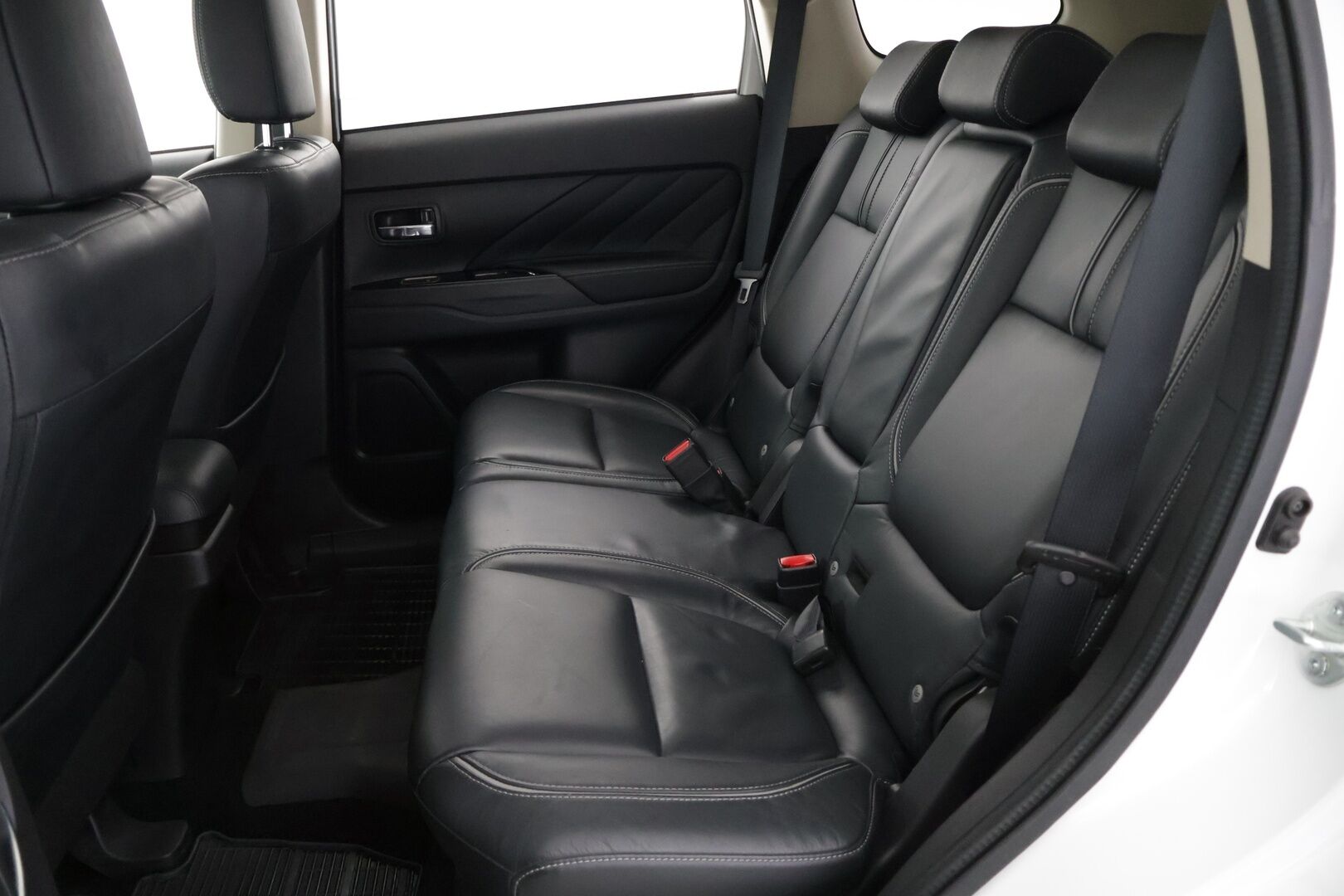 Mitsubishi Outlander PHEV 2016 Instyle Navi 4WD 5P - | 360° Kamera | Nahkasisusta| Navi | Lämmitettävä ratti& Tuulilasi | Vetokoukku | Pysäköintitutkat |