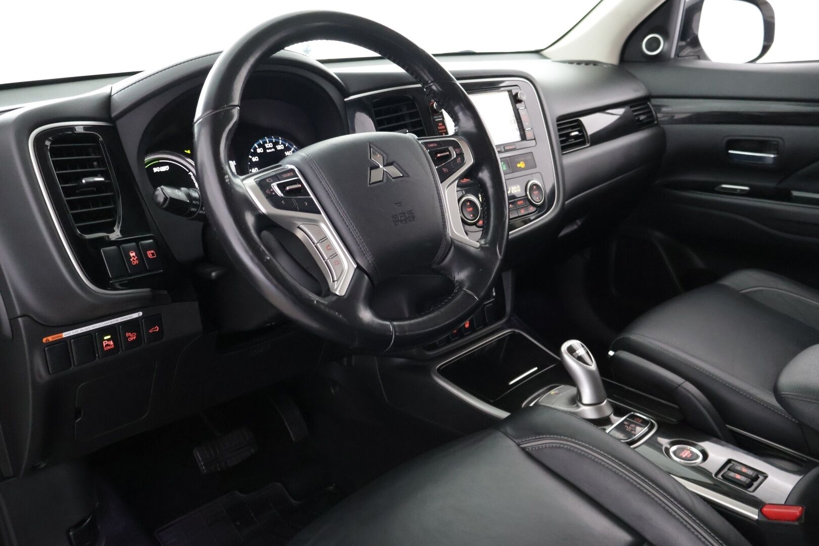 Mitsubishi Outlander PHEV 2016 Instyle Navi 4WD 5P - | 360° Kamera | Nahkasisusta| Navi | Lämmitettävä ratti& Tuulilasi | Vetokoukku | Pysäköintitutkat |