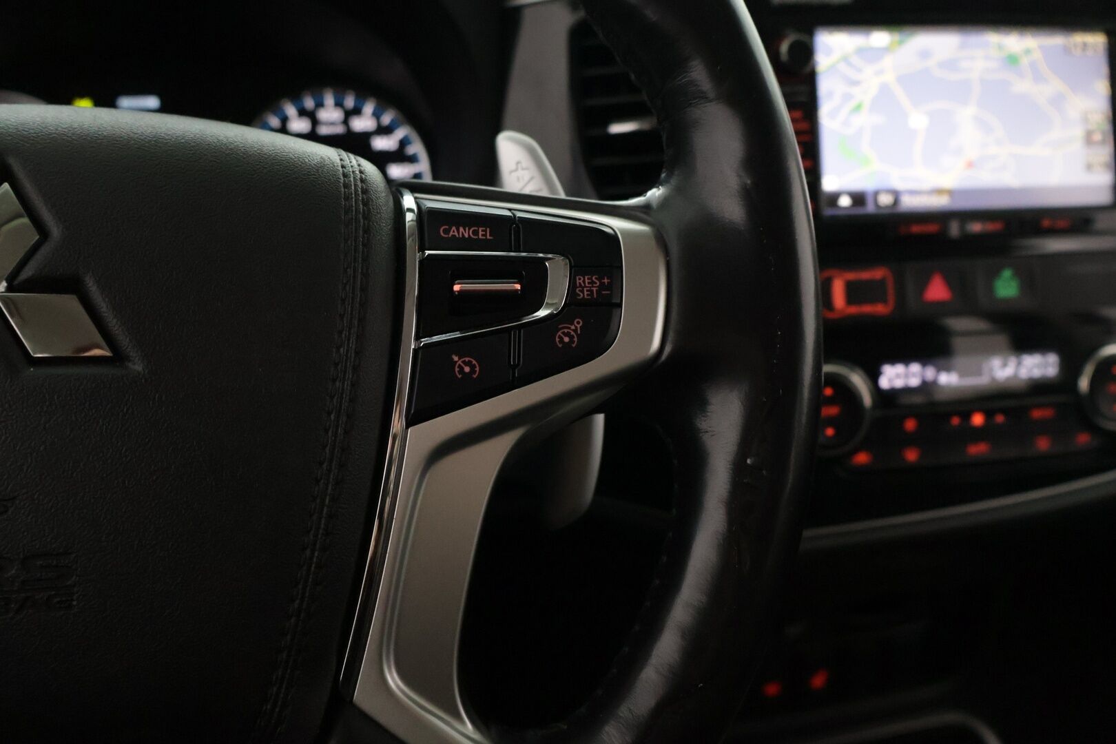 Mitsubishi Outlander PHEV 2016 Instyle Navi 4WD 5P - | 360° Kamera | Nahkasisusta| Navi | Lämmitettävä ratti& Tuulilasi | Vetokoukku | Pysäköintitutkat |