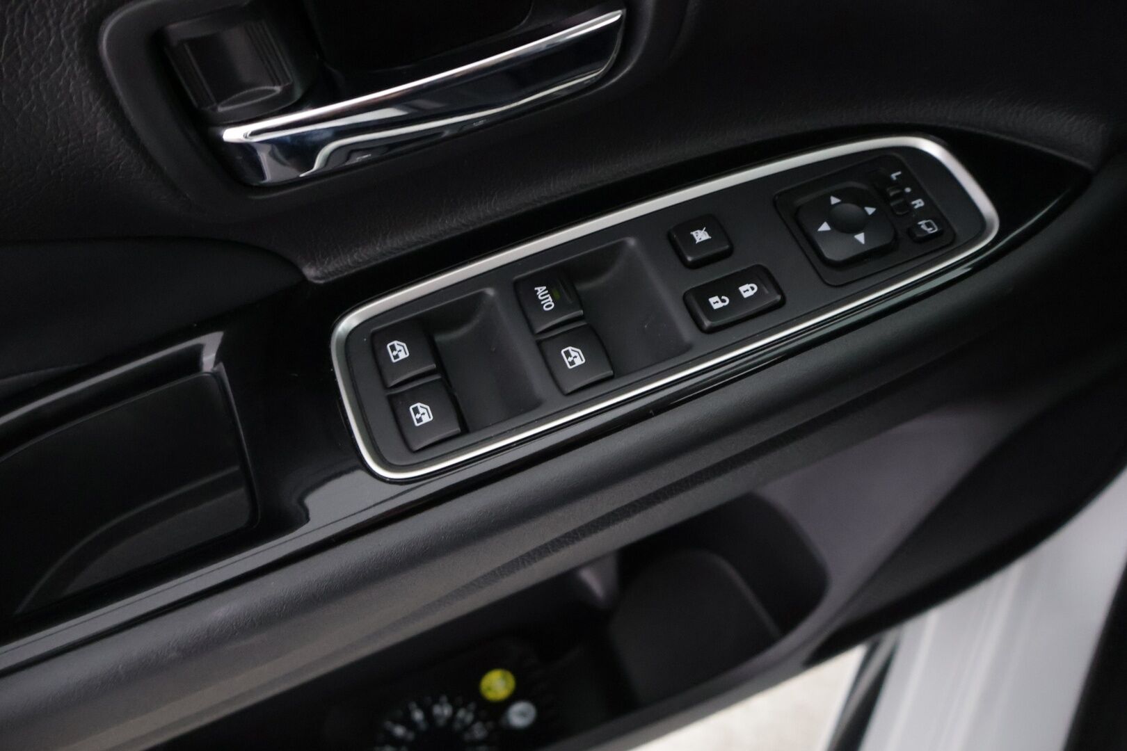 Mitsubishi Outlander PHEV 2016 Instyle Navi 4WD 5P - | 360° Kamera | Nahkasisusta| Navi | Lämmitettävä ratti& Tuulilasi | Vetokoukku | Pysäköintitutkat |