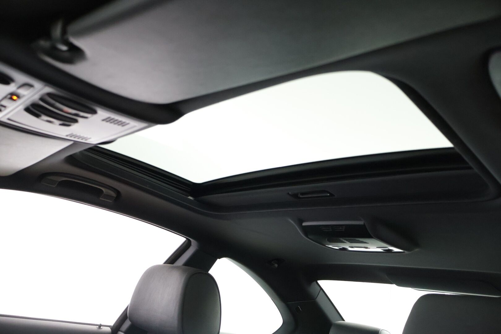 BMW 325 2010 i A E92 Coupe M Sport * Kattoluukku / Muistipenkit / Hifit / Prof. Navi / Penkinlämmittimet * - * Vakkari / Kaukovaloautomatiikka / Nahkasisusta / Vetokoukku * - HULLUT AVAJAISHULINAT KORKOTARJOUS 3,29 %