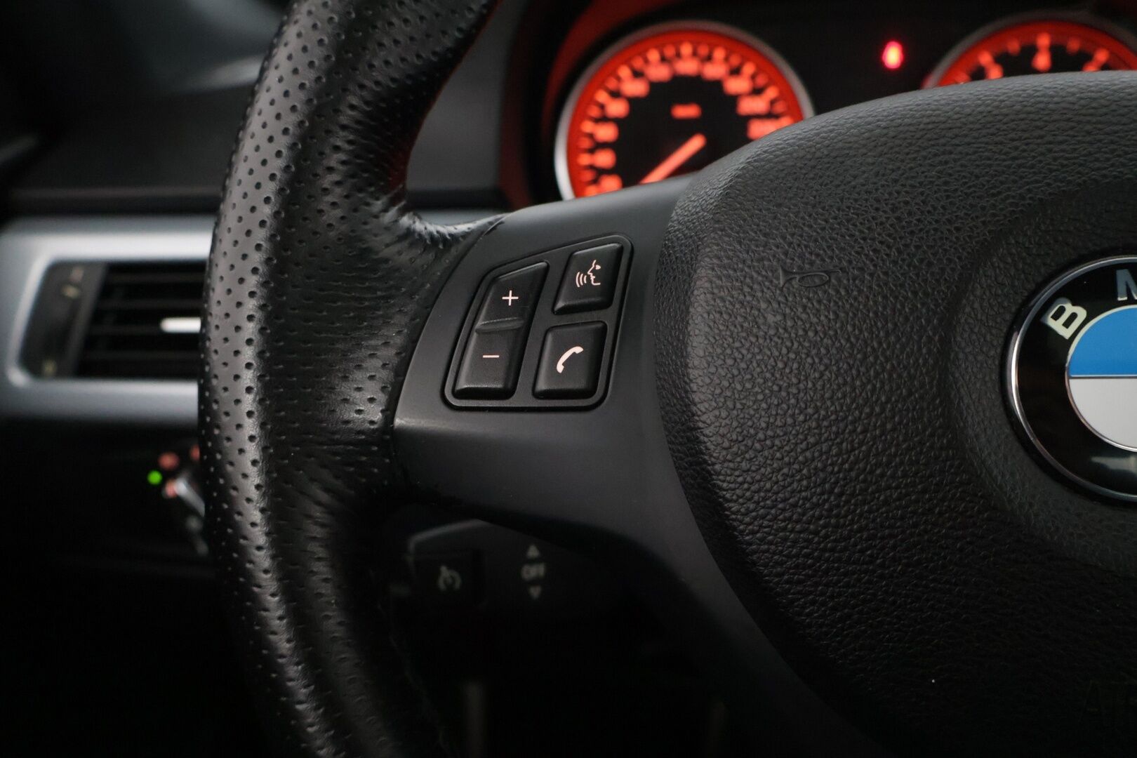 BMW 325 2010 i A E92 Coupe M Sport * Kattoluukku / Muistipenkit / Hifit / Prof. Navi / Penkinlämmittimet * - * Vakkari / Kaukovaloautomatiikka / Nahkasisusta / Vetokoukku * - HULLUT AVAJAISHULINAT KORKOTARJOUS 3,29 %