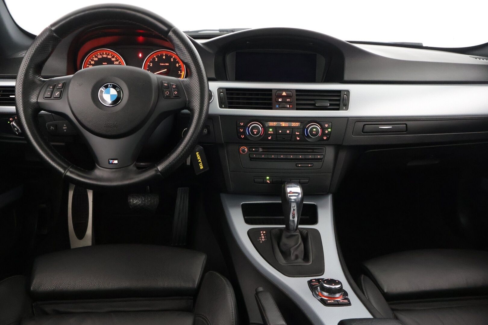 BMW 325 2010 i A E92 Coupe M Sport * Kattoluukku / Muistipenkit / Hifit / Prof. Navi / Penkinlämmittimet * - * Vakkari / Kaukovaloautomatiikka / Nahkasisusta / Vetokoukku * - HULLUT AVAJAISHULINAT KORKOTARJOUS 3,29 %