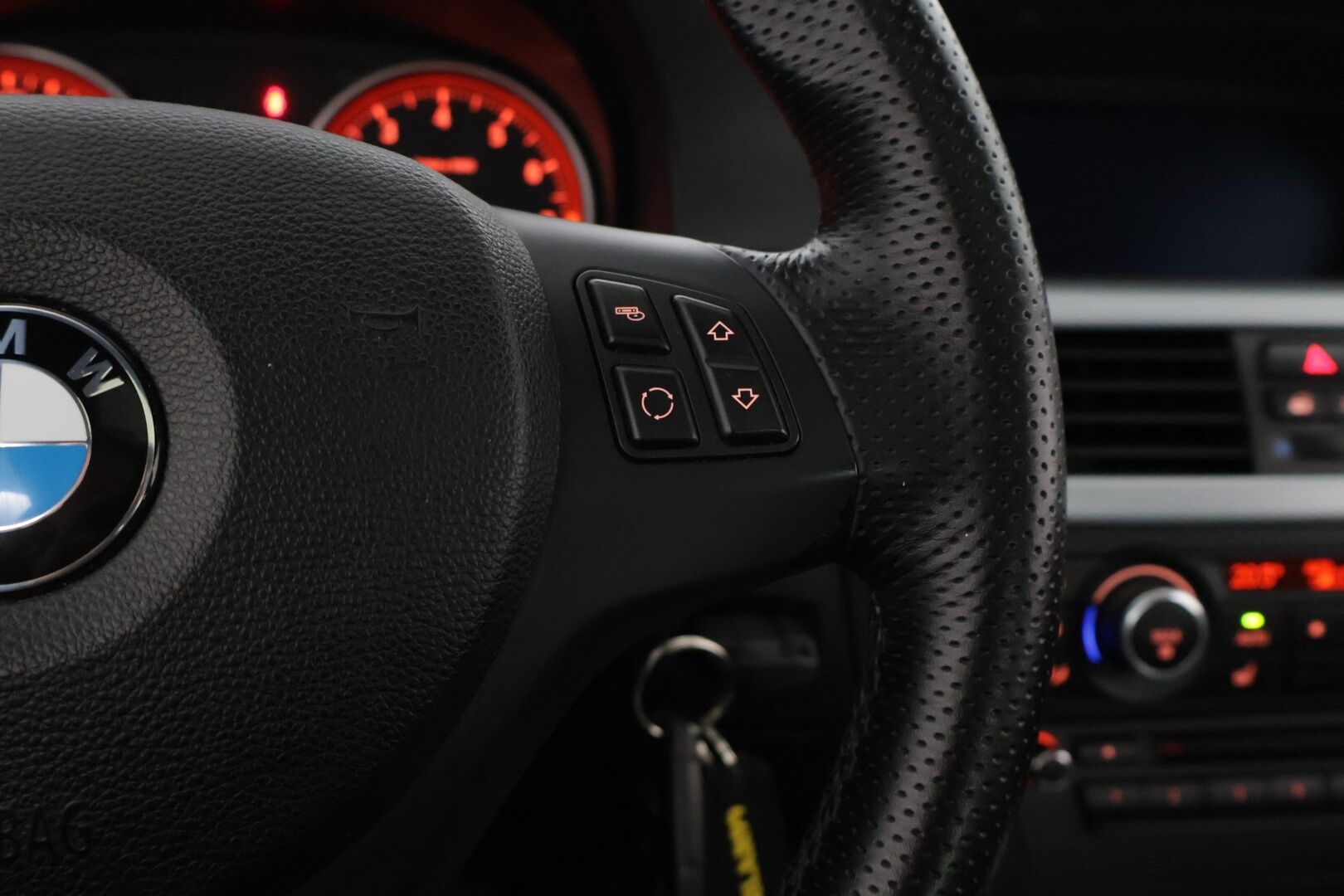 BMW 325 2010 i A E92 Coupe M Sport * Kattoluukku / Muistipenkit / Hifit / Prof. Navi / Penkinlämmittimet * - * Vakkari / Kaukovaloautomatiikka / Nahkasisusta / Vetokoukku * - HULLUT AVAJAISHULINAT KORKOTARJOUS 3,29 %