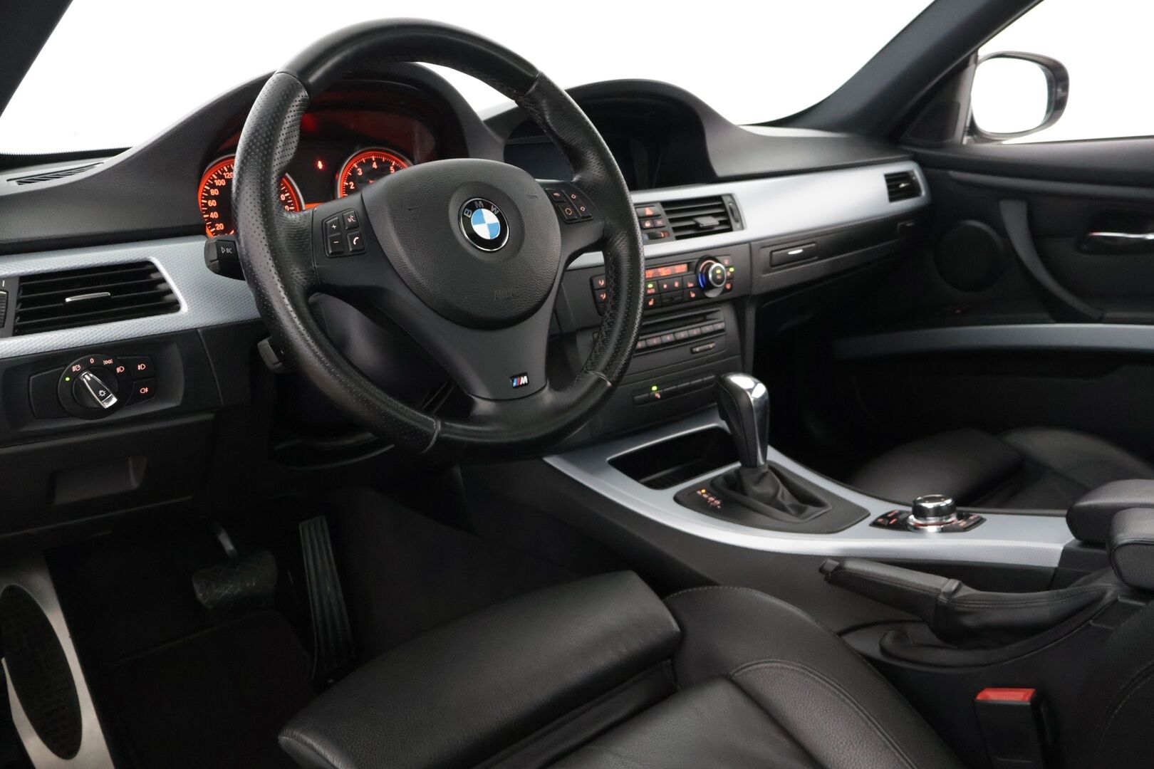 BMW 325 2010 i A E92 Coupe M Sport * Kattoluukku / Muistipenkit / Hifit / Prof. Navi / Penkinlämmittimet * - * Vakkari / Kaukovaloautomatiikka / Nahkasisusta / Vetokoukku * - HULLUT AVAJAISHULINAT KORKOTARJOUS 3,29 %