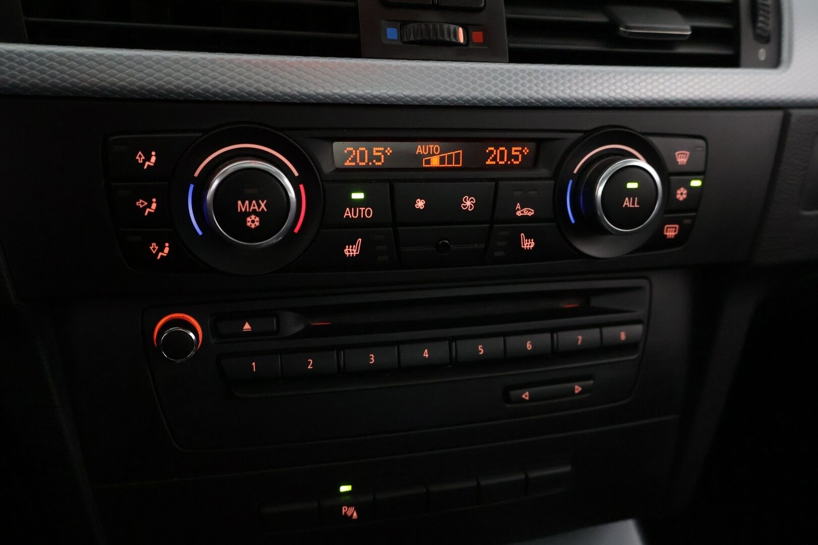 BMW 325 2010 i A E92 Coupe M Sport * Kattoluukku / Muistipenkit / Hifit / Prof. Navi / Penkinlämmittimet * - * Vakkari / Kaukovaloautomatiikka / Nahkasisusta / Vetokoukku * - HULLUT AVAJAISHULINAT KORKOTARJOUS 3,29 %