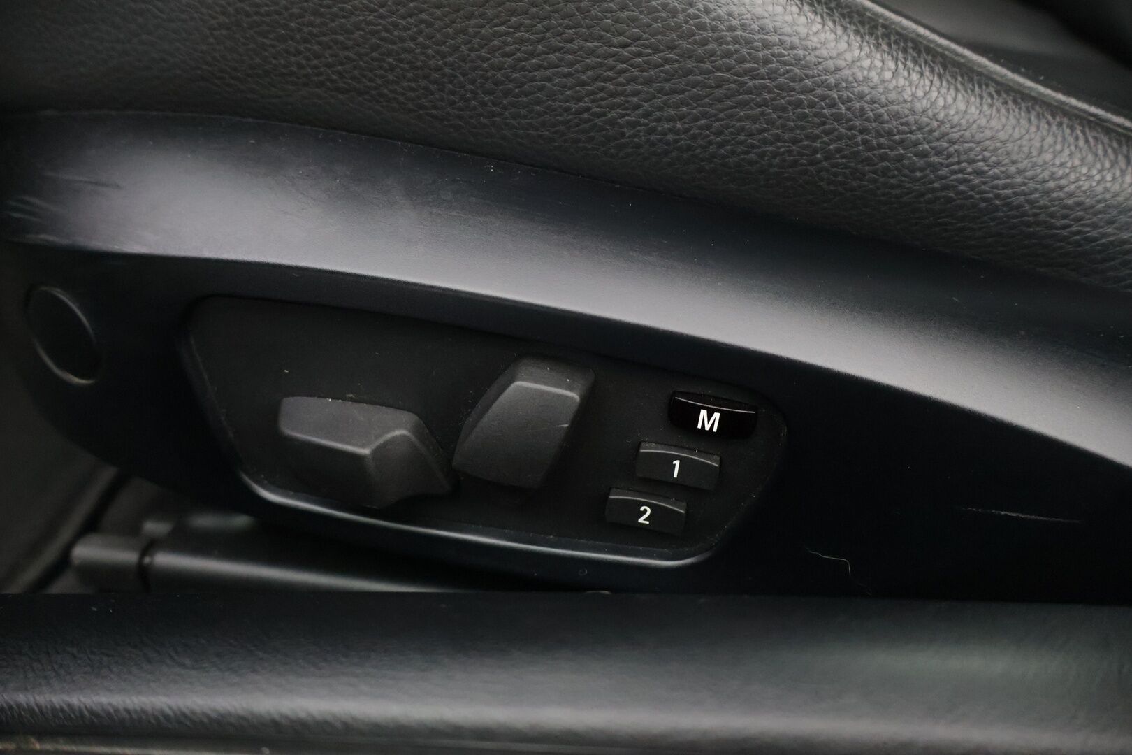 BMW 325 2010 i A E92 Coupe M Sport * Kattoluukku / Muistipenkit / Hifit / Prof. Navi / Penkinlämmittimet * - * Vakkari / Kaukovaloautomatiikka / Nahkasisusta / Vetokoukku * - HULLUT AVAJAISHULINAT KORKOTARJOUS 3,29 %