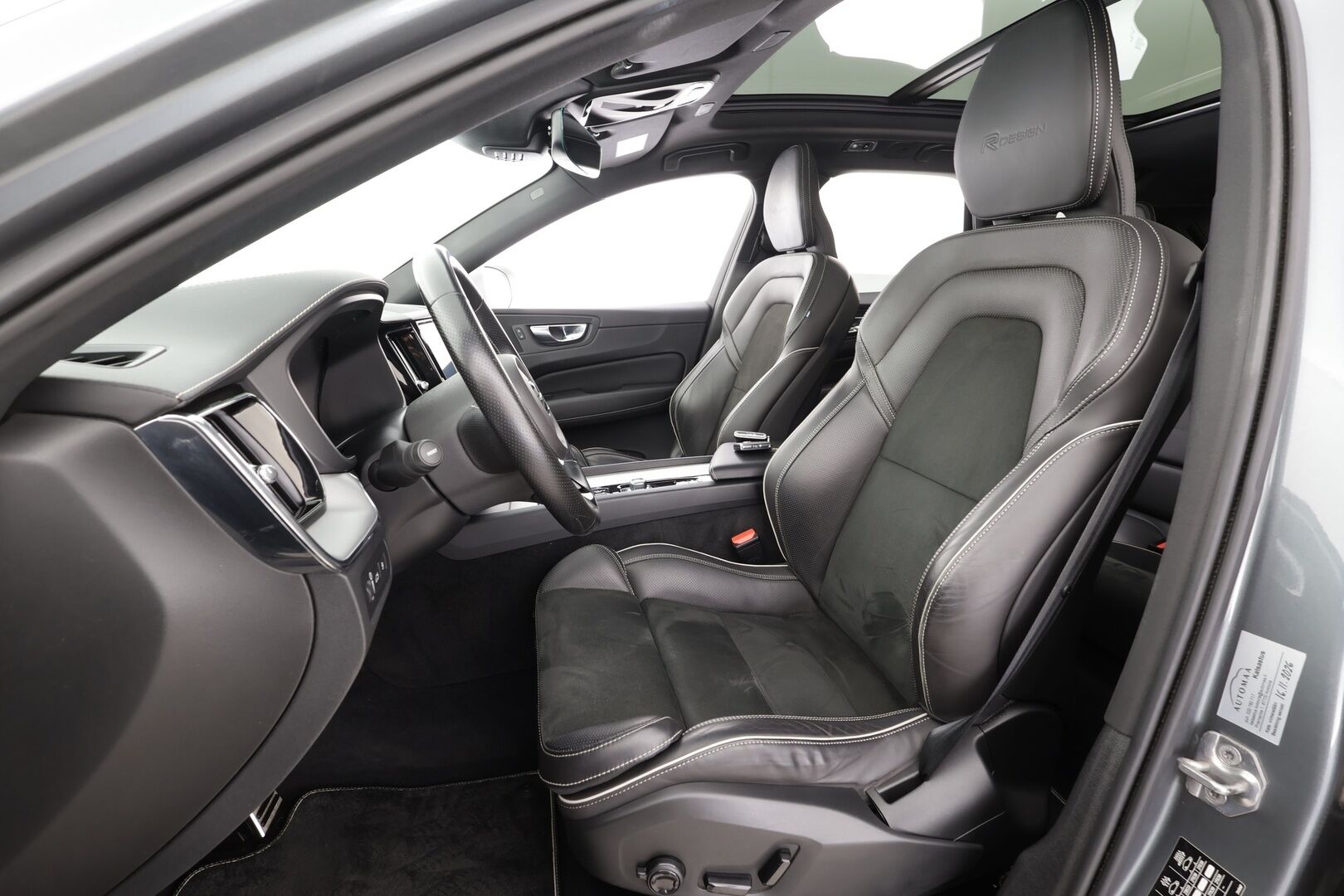 Volvo XC60 2019 T8 AWD R-Design aut - | ACC | Webasto | Koukku | Full-LED | Muistipenkki | Panorama | P.Kamera | Sporttipenkit |Keyless | Apple&Android | Suomi-auto | Kahdet Renkaat | Merkkihuollettu |
