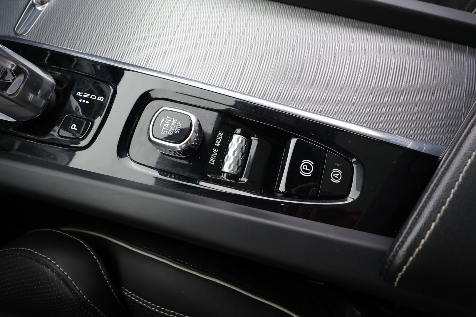 Volvo XC60 2019 T8 AWD R-Design aut - | ACC | Webasto | Koukku | Full-LED | Muistipenkki | Panorama | P.Kamera | Sporttipenkit |Keyless | Apple&Android | Suomi-auto | Kahdet Renkaat | Merkkihuollettu |