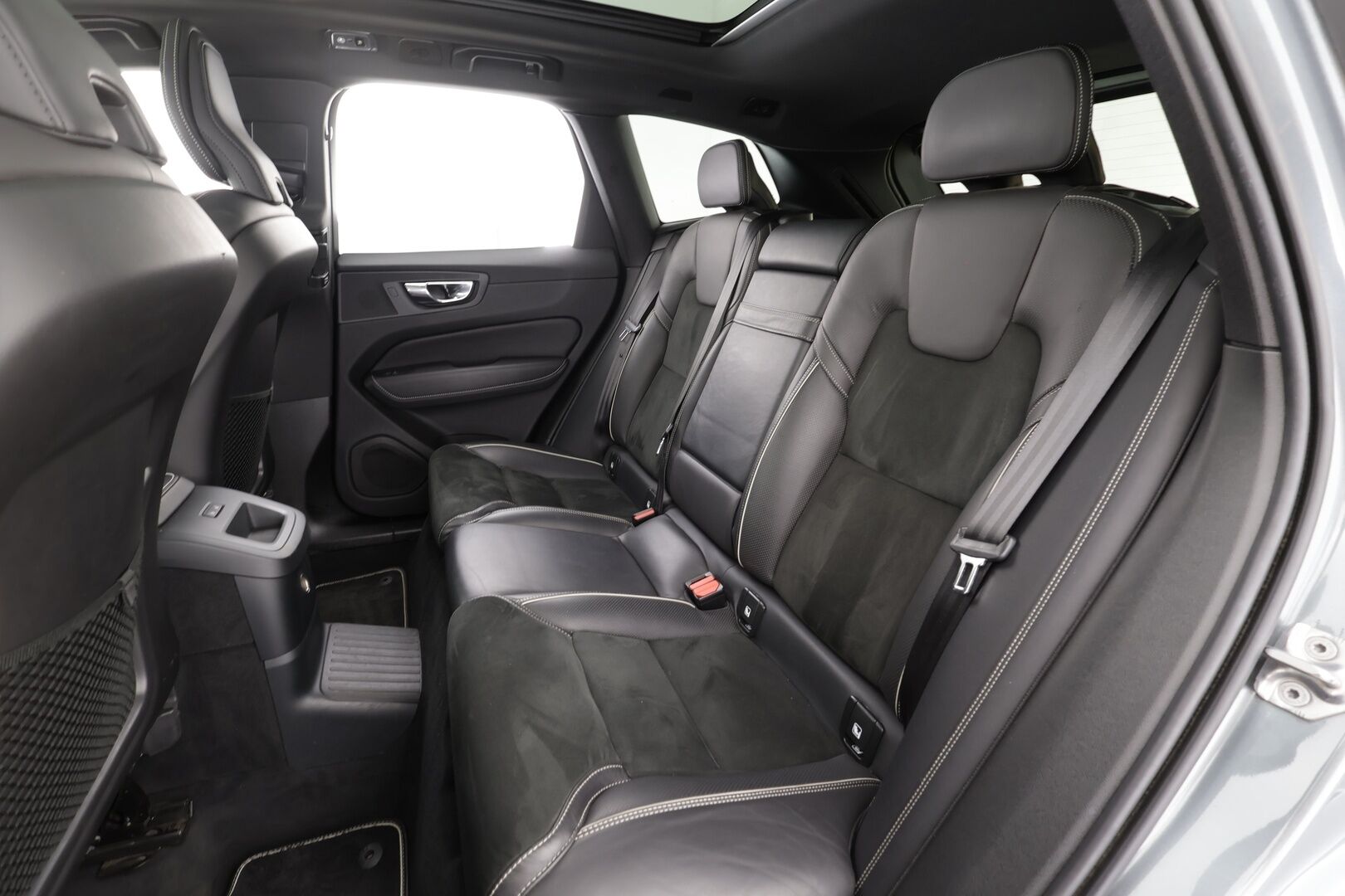 Volvo XC60 2019 T8 AWD R-Design aut - | ACC | Webasto | Koukku | Full-LED | Muistipenkki | Panorama | P.Kamera | Sporttipenkit |Keyless | Apple&Android | Suomi-auto | Kahdet Renkaat | Merkkihuollettu |