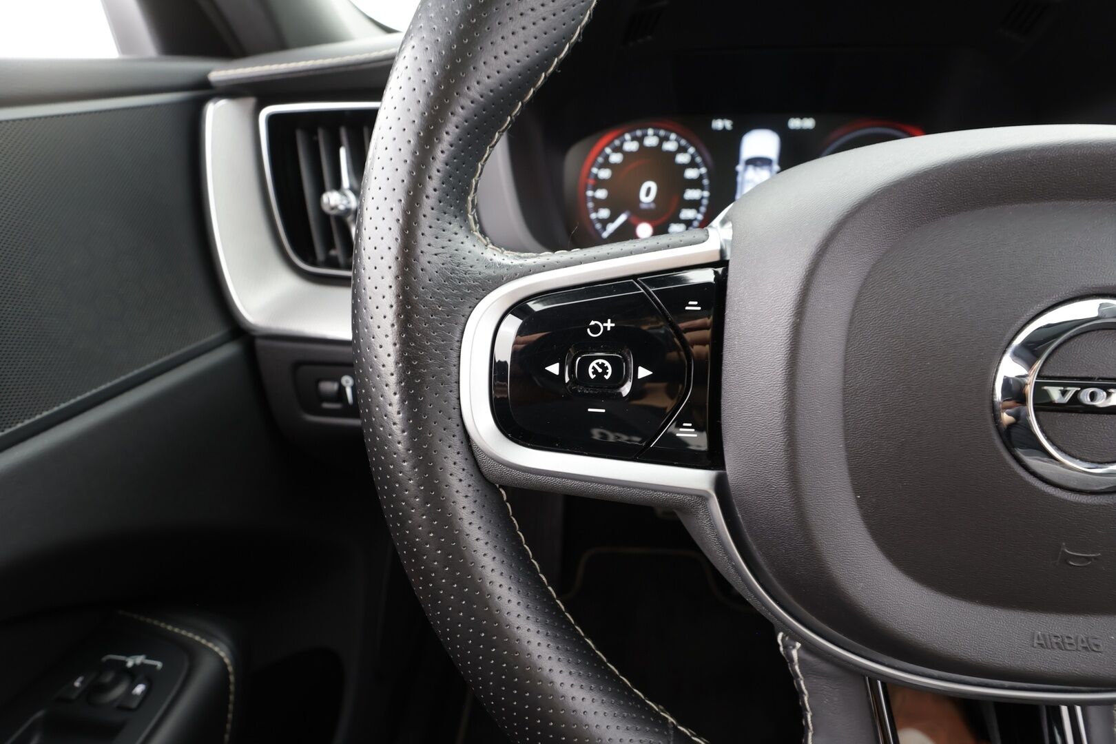 Volvo XC60 2019 T8 AWD R-Design aut - | ACC | Webasto | Koukku | Full-LED | Muistipenkki | Panorama | P.Kamera | Sporttipenkit |Keyless | Apple&Android | Suomi-auto | Kahdet Renkaat | Merkkihuollettu |