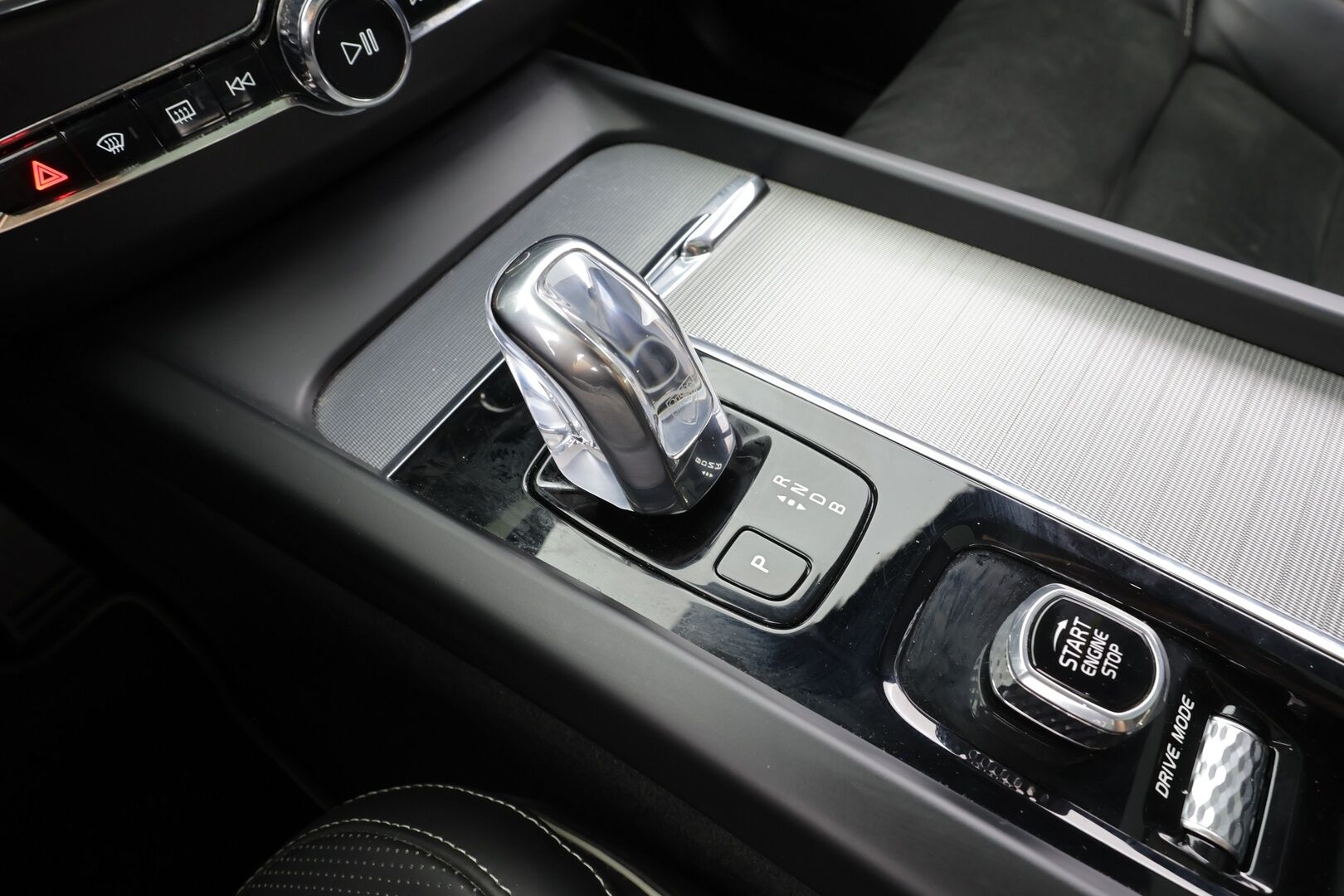 Volvo XC60 2019 T8 AWD R-Design aut - | ACC | Webasto | Koukku | Full-LED | Muistipenkki | Panorama | P.Kamera | Sporttipenkit |Keyless | Apple&Android | Suomi-auto | Kahdet Renkaat | Merkkihuollettu |