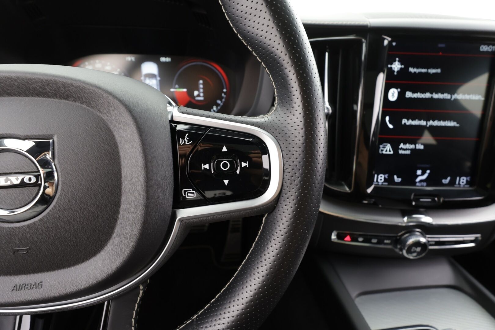 Volvo XC60 2019 T8 AWD R-Design aut - | ACC | Webasto | Koukku | Full-LED | Muistipenkki | Panorama | P.Kamera | Sporttipenkit |Keyless | Apple&Android | Suomi-auto | Kahdet Renkaat | Merkkihuollettu |