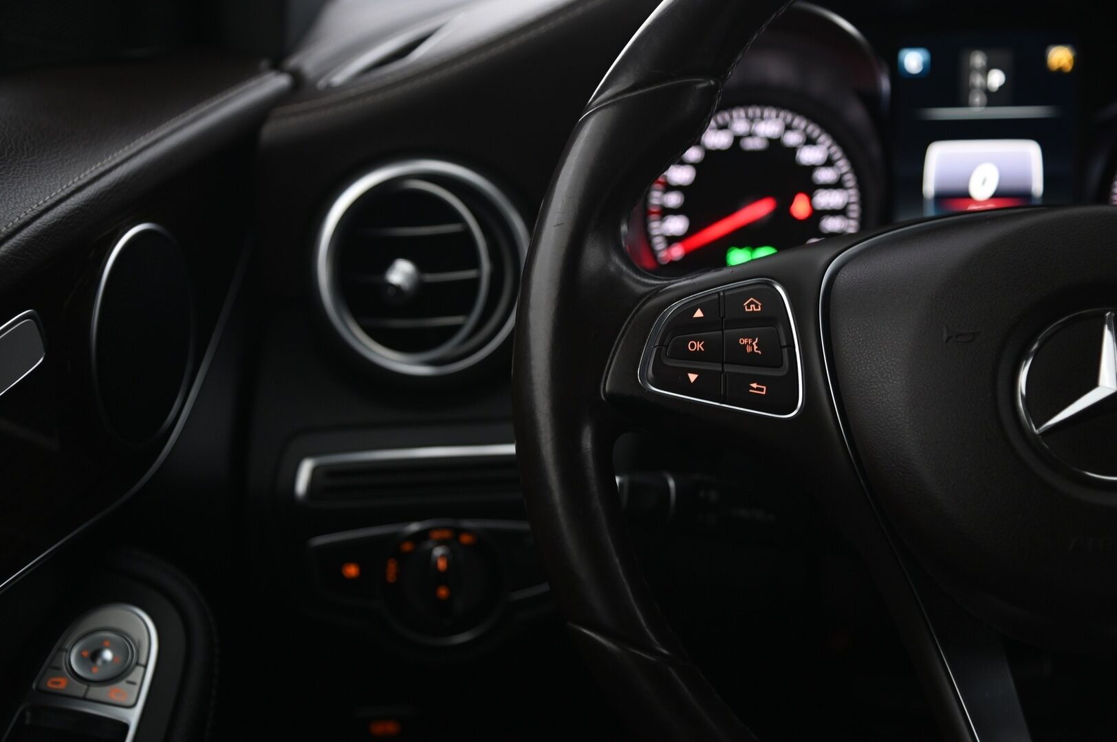 Mercedes-Benz GLC 2016 220 d 4Matic A Premium Business*Webasto / Ruskeat Nahat / IHC+ / Vetokoukku / Vakkari* - *Juuri katsastettu & huolettu! / Kahdet renkaat alumiinivantein!*