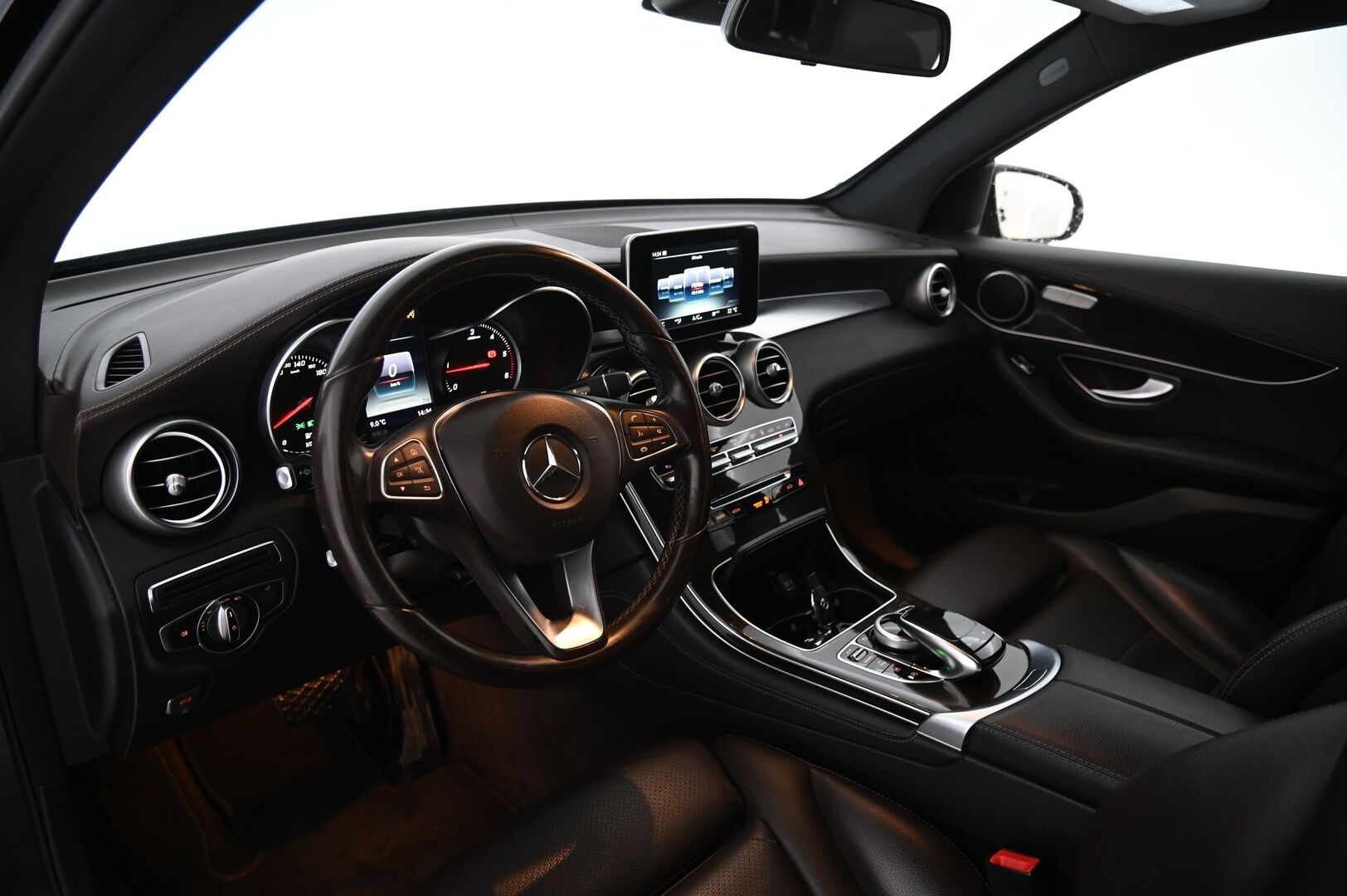 Mercedes-Benz GLC 2016 220 d 4Matic A Premium Business*Webasto / Ruskeat Nahat / IHC+ / Vetokoukku / Vakkari* - *Juuri katsastettu & huolettu! / Kahdet renkaat alumiinivantein!*