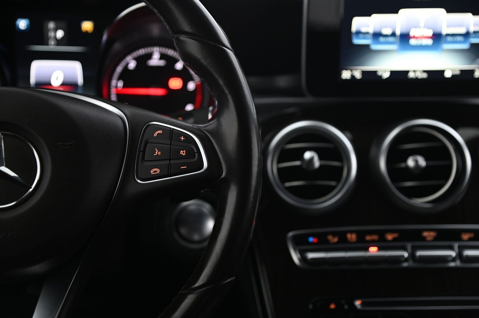 Mercedes-Benz GLC 2016 220 d 4Matic A Premium Business*Webasto / Ruskeat Nahat / IHC+ / Vetokoukku / Vakkari* - *Juuri katsastettu & huolettu! / Kahdet renkaat alumiinivantein!*