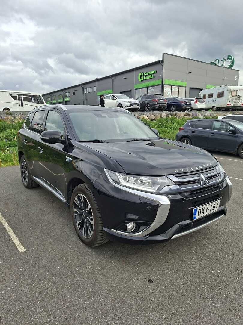 Mitsubishi Outlander PHEV 2018 Instyle Navi 4WD 5P - Koukku | 360 kamera | ACC | Ratinlämmmitin | Lohkolämmitin | Blis | Nahat | Kahdet renkaat aluvantein / Koukku / Viimeisin huolto 141 tkm