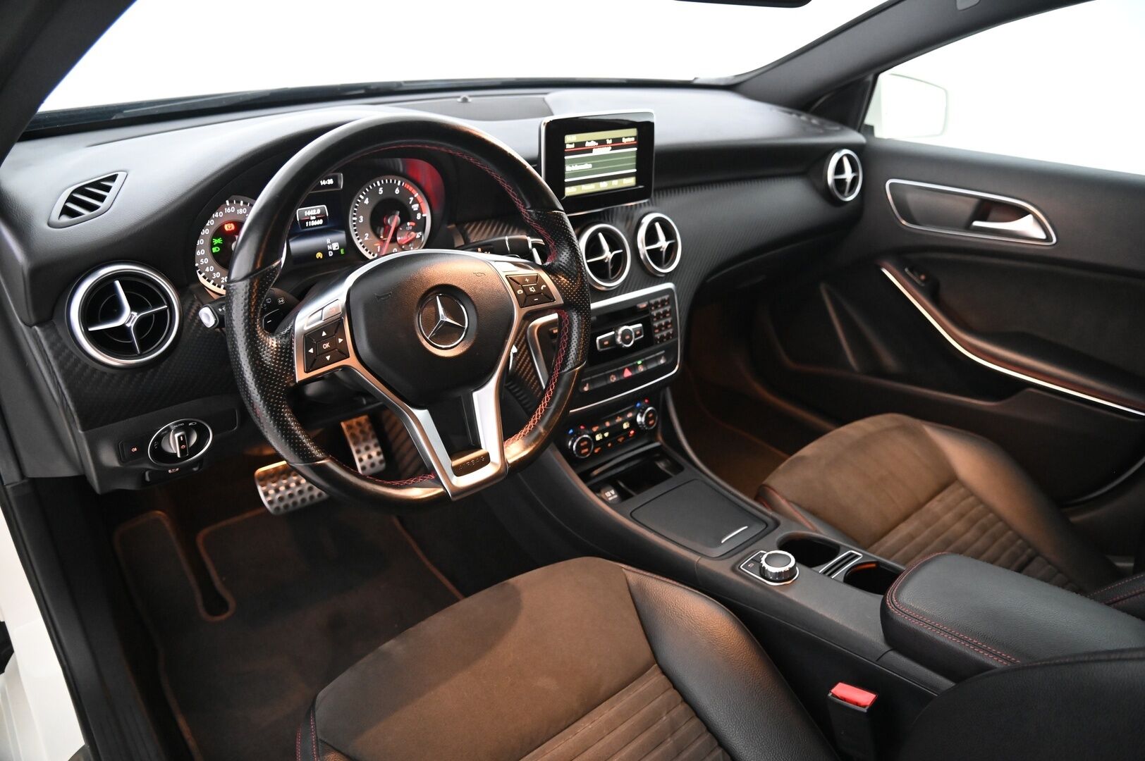 Mercedes-Benz A 2015 180 Business AMG *P-kamera / Vakkari / Nahka-Alcantara* - *Juuri saapunut! / 2XRenkaat / AMG-sisätilapaketti / AMG-ulkonäköpaketti / Siisti*