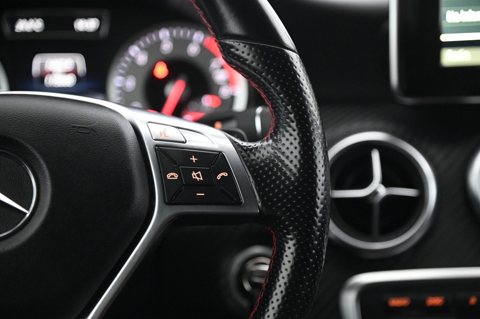 Mercedes-Benz A 2015 180 Business AMG *P-kamera / Vakkari / Nahka-Alcantara* - *Juuri saapunut! / 2XRenkaat / AMG-sisätilapaketti / AMG-ulkonäköpaketti / Siisti*