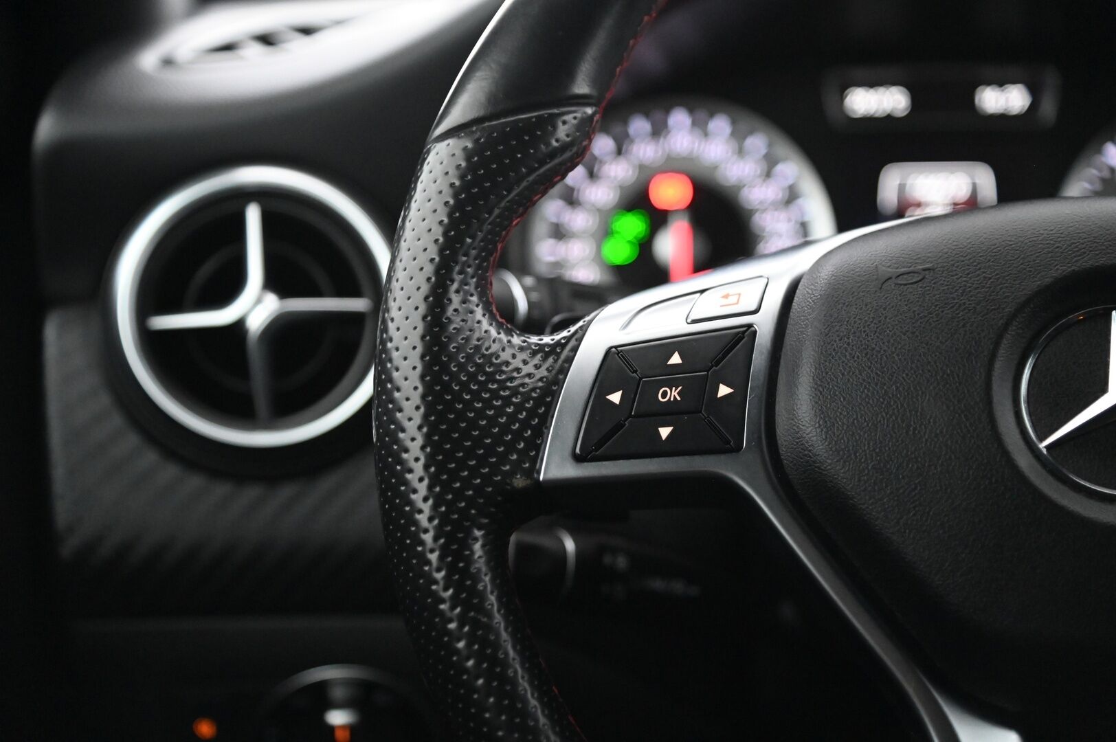 Mercedes-Benz A 2015 180 Business AMG *P-kamera / Vakkari / Nahka-Alcantara* - *Juuri saapunut! / 2XRenkaat / AMG-sisätilapaketti / AMG-ulkonäköpaketti / Siisti*