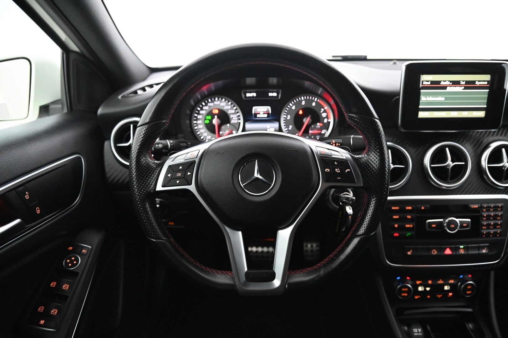 Mercedes-Benz A 2015 180 Business AMG *P-kamera / Vakkari / Nahka-Alcantara* - *Juuri saapunut! / 2XRenkaat / AMG-sisätilapaketti / AMG-ulkonäköpaketti / Siisti*
