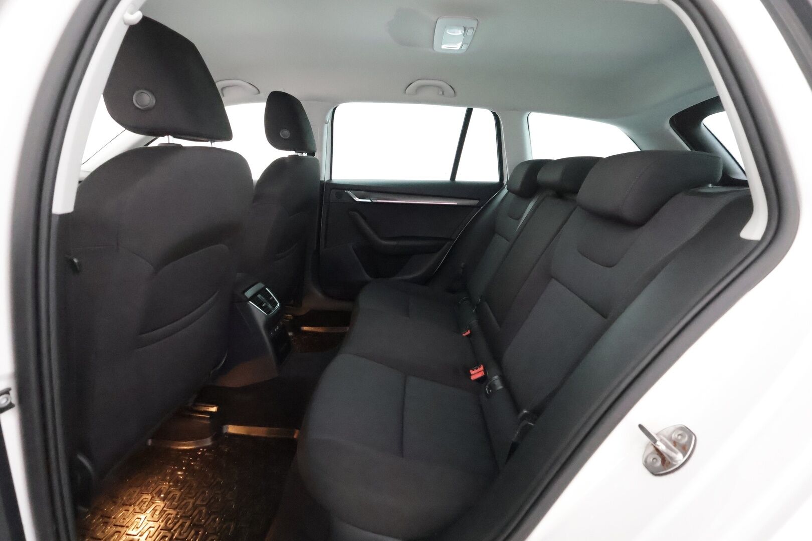 Skoda Octavia 2020 Combi 1,5 TSI Style BusinessLine DSG Autom. * Webasto / Adapt.vakkari / P-Kamera / Navi / KeylessGo * - Raikas, hyvin pidetty 1.om Suomi-auto! Paremmalla ja kestävämmällä 1.5l Moottorilla!