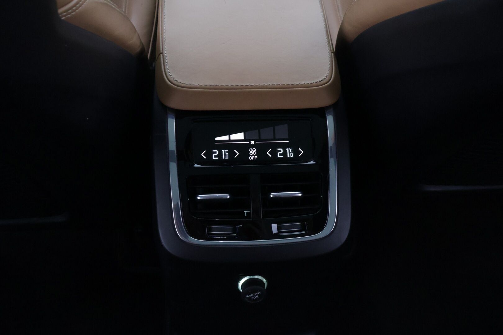 Volvo XC90 2016 T8 Twin Engine AWD Inscription aut ** YritysOulet - Myydään vain Yrityksille ** - Webasto / Koukku / Istuimet 7:lle / Ilmastoidut nahat / HUD / Panorama / Siisti kuntoinen!