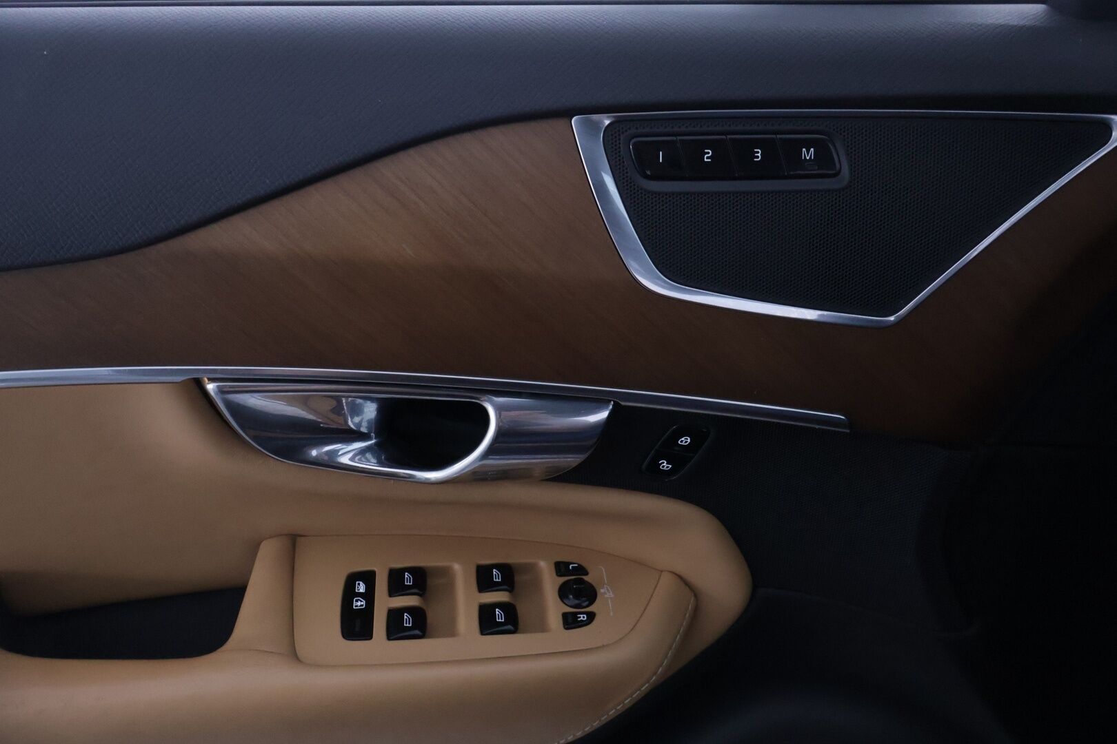 Volvo XC90 2016 T8 Twin Engine AWD Inscription aut ** YritysOulet - Myydään vain Yrityksille ** - Webasto / Koukku / Istuimet 7:lle / Ilmastoidut nahat / HUD / Panorama / Siisti kuntoinen!