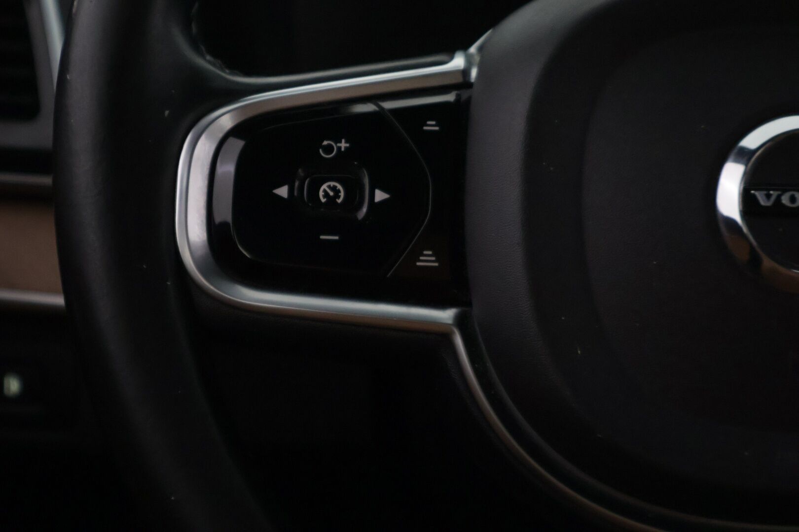 Volvo XC90 2016 T8 Twin Engine AWD Inscription aut ** YritysOulet - Myydään vain Yrityksille ** - Webasto / Koukku / Istuimet 7:lle / Ilmastoidut nahat / HUD / Panorama / Siisti kuntoinen!
