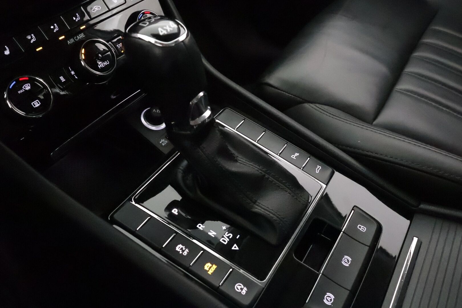 Skoda Superb 2018 Combi 2,0 TDI 190 4x4 L&K DSG **Canton / Webasto / Koukku / Adapt.Vakkari / Xenon / P.kamera / Muistipenkki / Keyless** - Kahdet Renkaat /  **HYVILLÄ KAMOILLA**