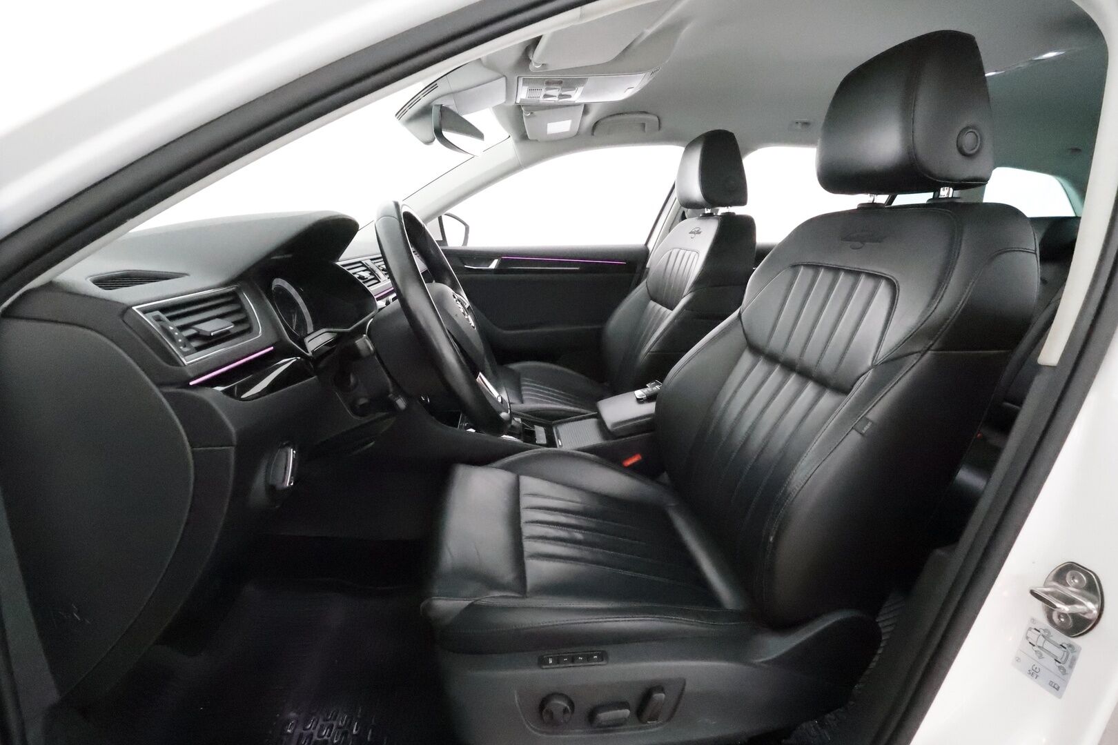 Skoda Superb 2018 Combi 2,0 TDI 190 4x4 L&K DSG **Canton / Webasto / Koukku / Adapt.Vakkari / Xenon / P.kamera / Muistipenkki / Keyless** - Kahdet Renkaat /  **HYVILLÄ KAMOILLA**