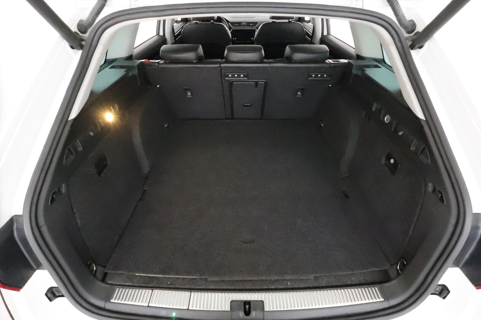 Skoda Superb 2018 Combi 2,0 TDI 190 4x4 L&K DSG **Canton / Webasto / Koukku / Adapt.Vakkari / Xenon / P.kamera / Muistipenkki / Keyless** - Kahdet Renkaat /  **HYVILLÄ KAMOILLA**