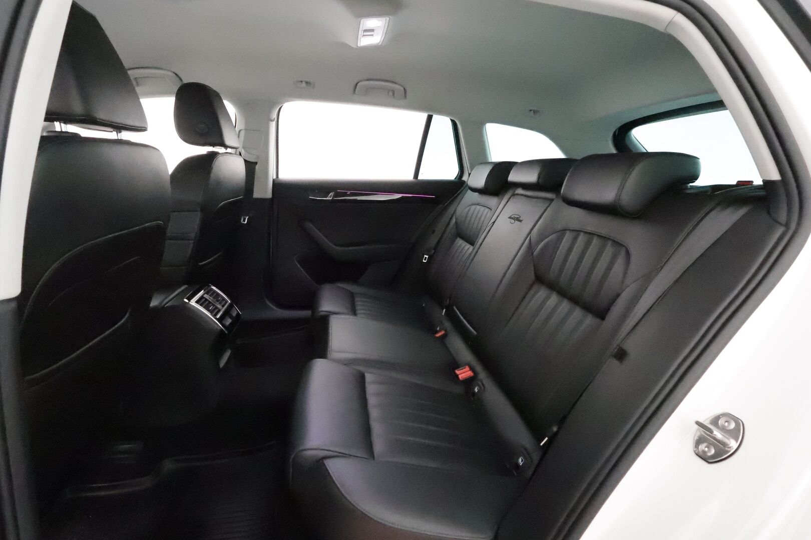 Skoda Superb 2018 Combi 2,0 TDI 190 4x4 L&K DSG **Canton / Webasto / Koukku / Adapt.Vakkari / Xenon / P.kamera / Muistipenkki / Keyless** - Kahdet Renkaat /  **HYVILLÄ KAMOILLA**