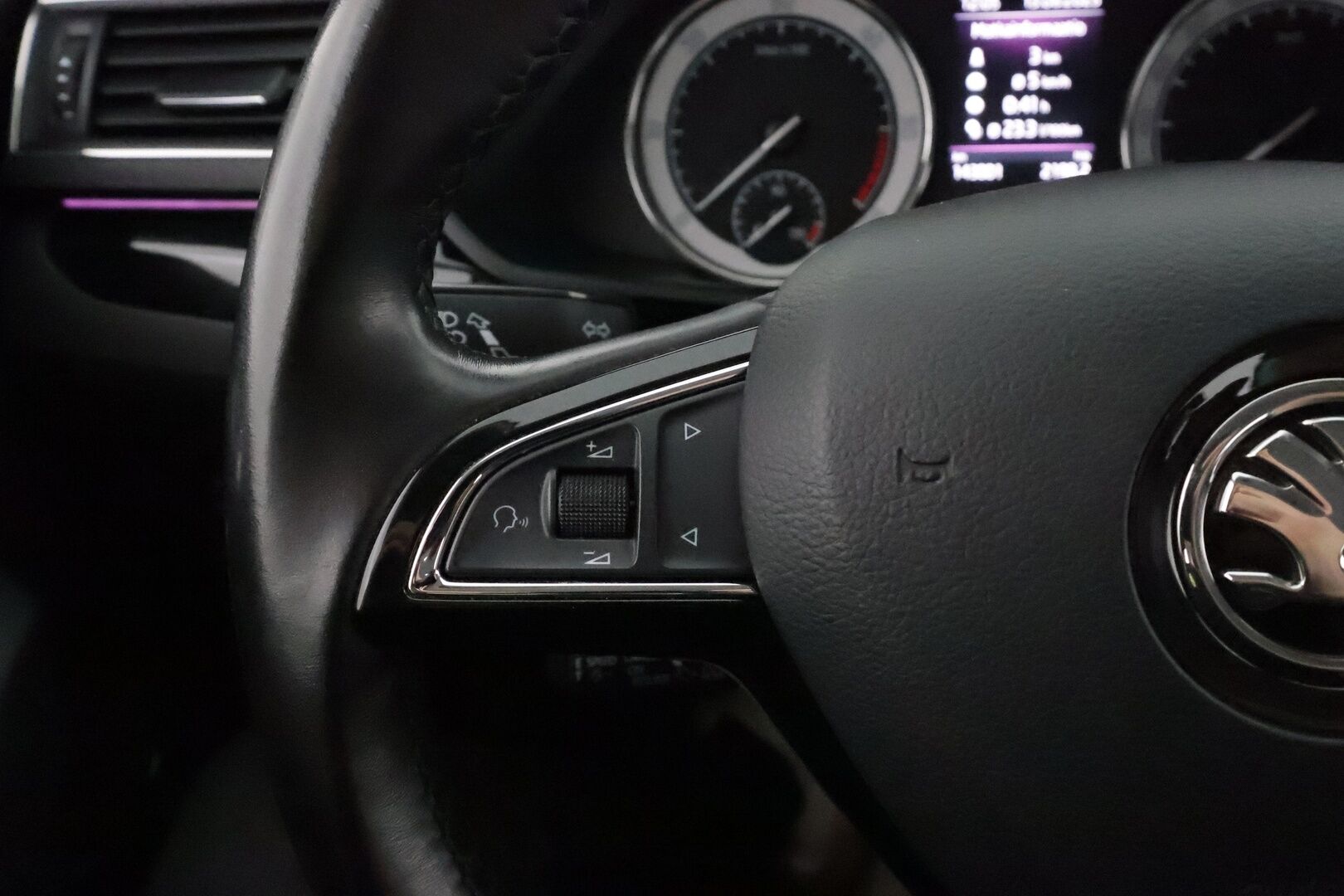Skoda Superb 2018 Combi 2,0 TDI 190 4x4 L&K DSG **Canton / Webasto / Koukku / Adapt.Vakkari / Xenon / P.kamera / Muistipenkki / Keyless** - Kahdet Renkaat /  **HYVILLÄ KAMOILLA**