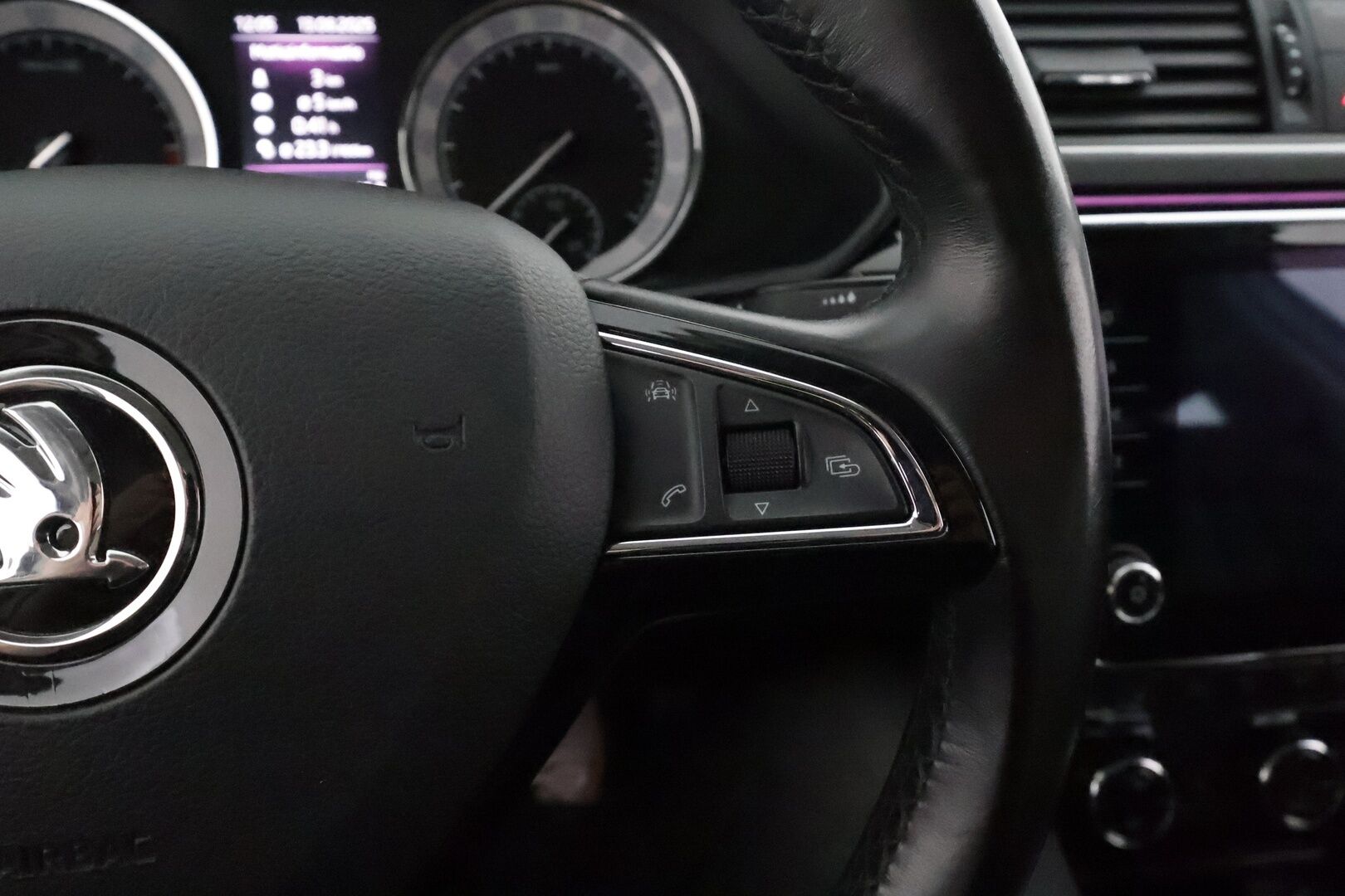 Skoda Superb 2018 Combi 2,0 TDI 190 4x4 L&K DSG **Canton / Webasto / Koukku / Adapt.Vakkari / Xenon / P.kamera / Muistipenkki / Keyless** - Kahdet Renkaat /  **HYVILLÄ KAMOILLA**