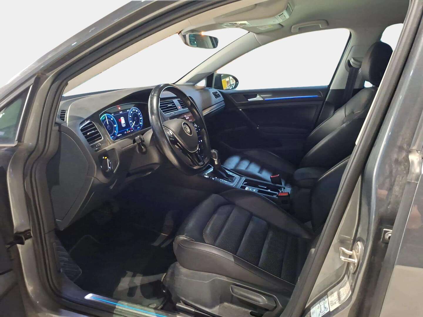 Volkswagen Golf 2018 e-Golf 100 kW (136 hv) automaatti - SoH 89% | Lämpöpumppu | Adapt.Vakkari | Nahkasisusta | Digimittari | DynAudio | Peruutuskamera | Adapt.LED | SUPERVARUSTEET!