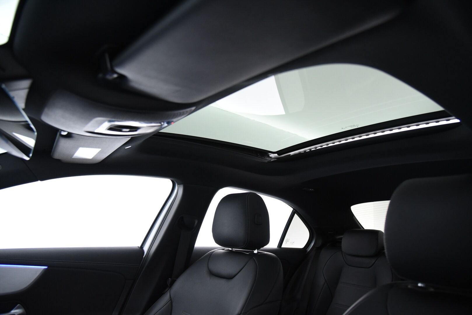 Mercedes-Benz A 2020 250 e A sedan Business AMG Edition EQ Power / Adapt vak. / Muistinahat / Widescreen / Kattoluukku / P-Kamera / Keyless / Ambient - SOH 95.2% / Huippuvarusteltu!